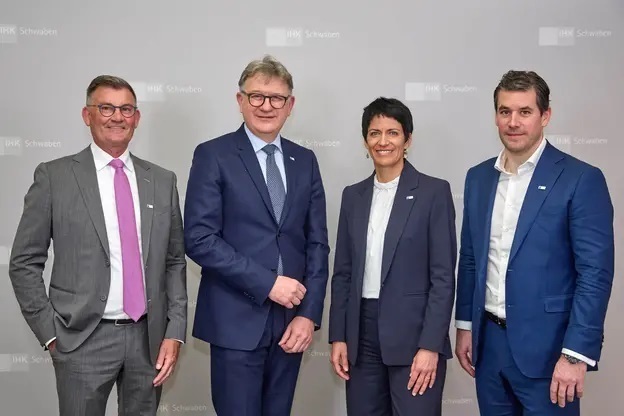 Mit Dorothee Buhmann ist eine Unternehmerin unter den drei Stellvertretern von IHK-Präsident Reinhold Braun (2. von links). Foto: IHK Schwaben