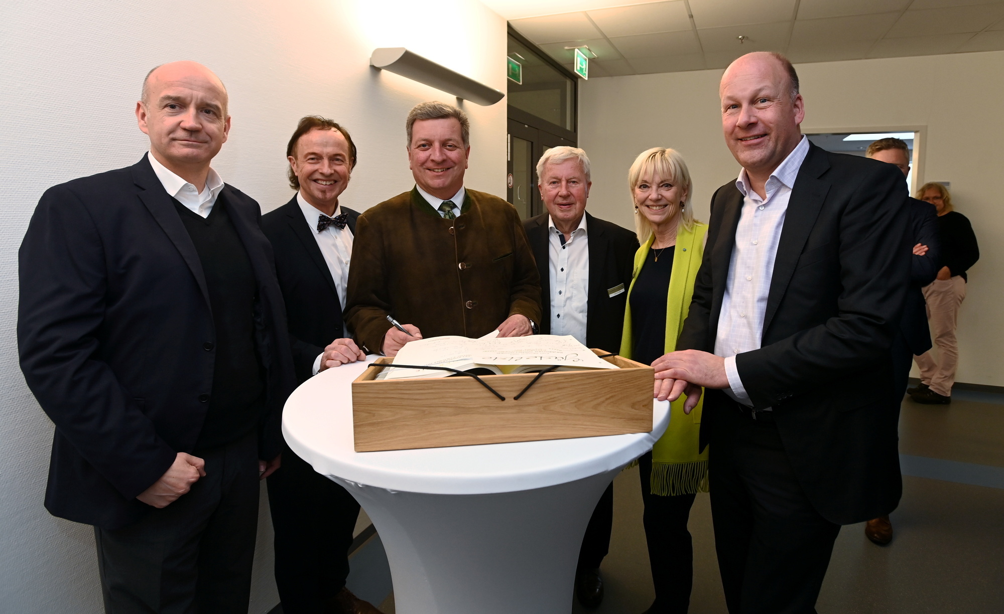 Von links: Robert Dalheimer, Bürgermeister Bernhard Uhl, Staatsminister Christian Bernreiter, Gerhard Lütje, MdL Carolina Trautn