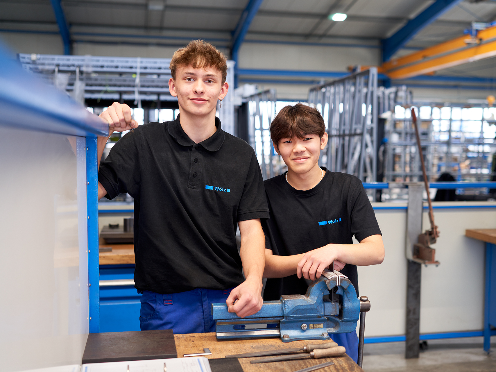 Die beiden Freunde Denny Schiller und John Cabatingan sind Auszubildende bei Metallbau Wölz. Foto: z-studio Wertingen