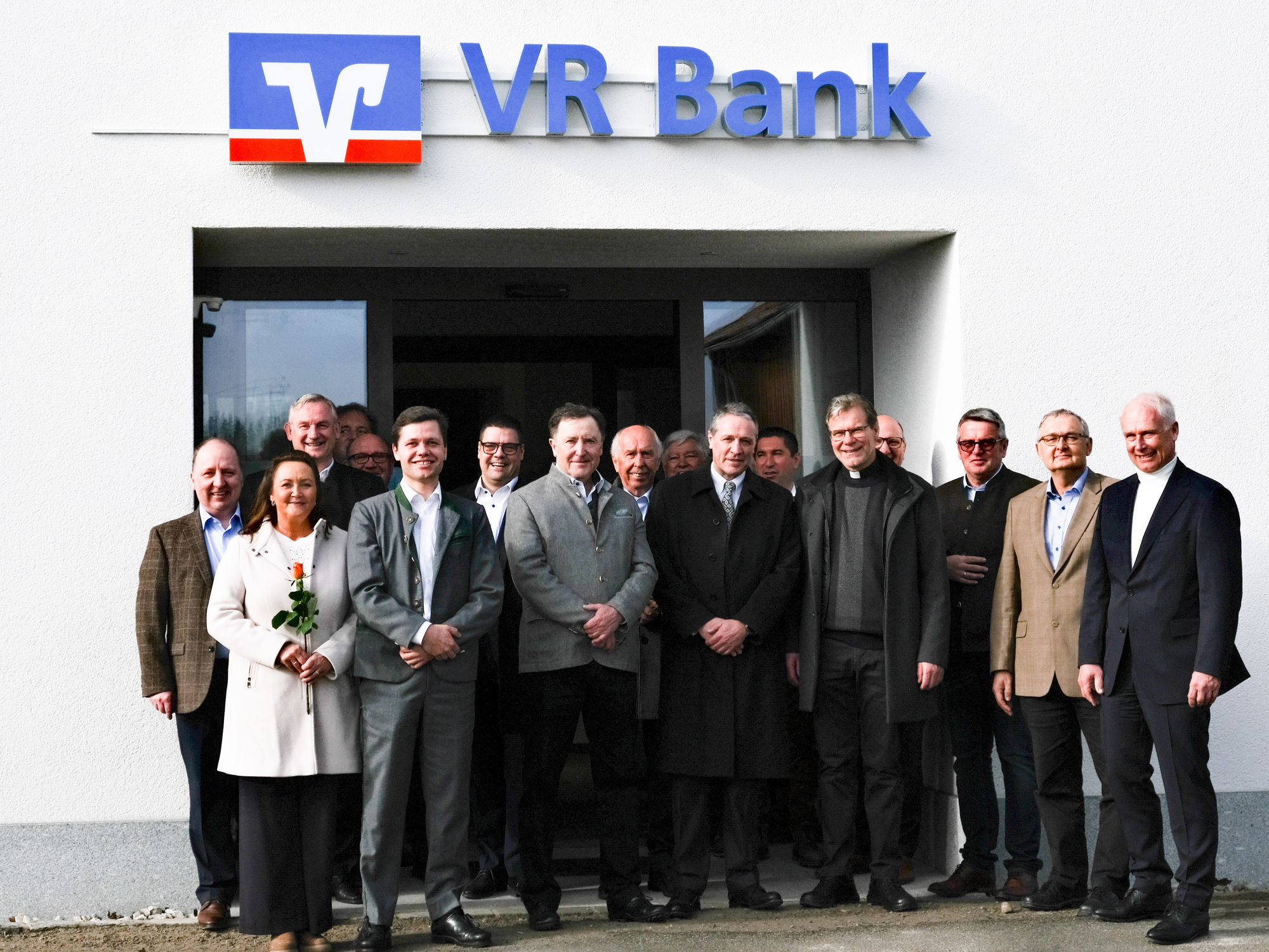 v.l. Michael Frank (Bereichsleiter Firmenkunden OAL), Birgit Schlichtling (Vertreterin VR Bank), Helmuth Geppert (Mitglied des V