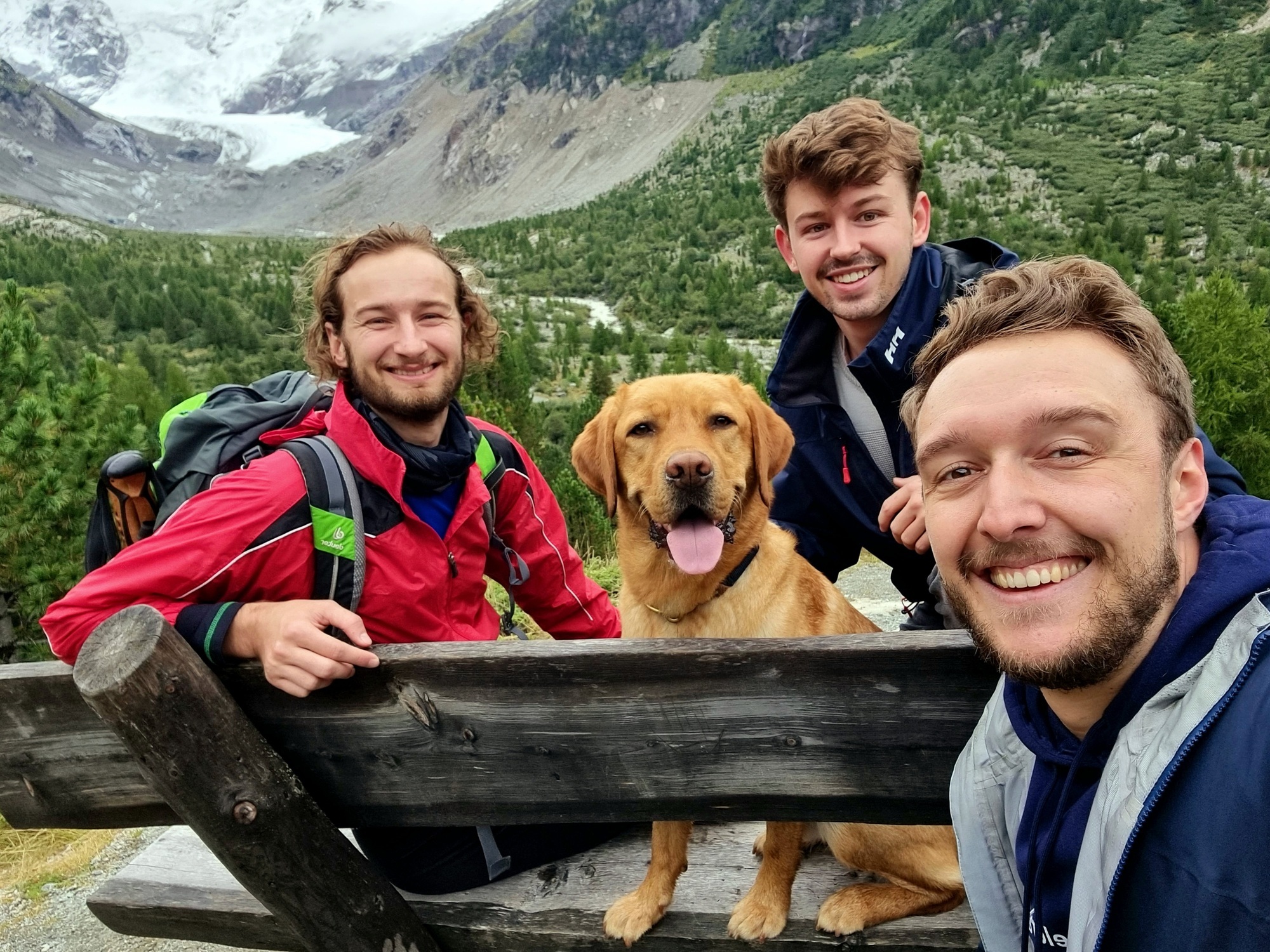 Von links: Andreas Hartung (CTO), Jan Bodenbach (Co-CEO) und Simon Starfinger (Co-CEO). In der Bildmitte Hund Loki, der „Chief