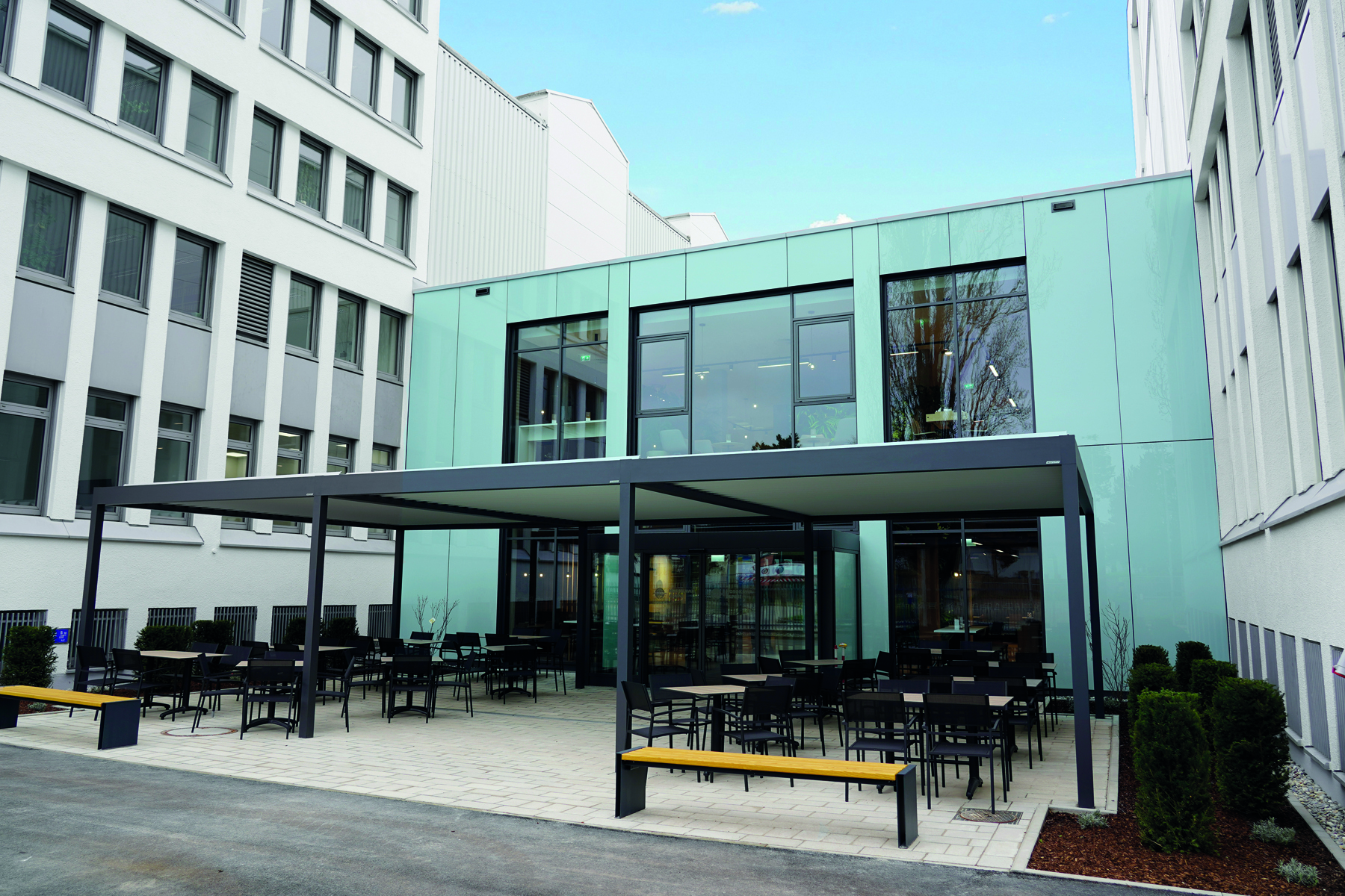 Die neue Kantine von Hosokawa Alpine wartet auch mit einem Außenbereich auf. Im ersten Stock befindet sich das Konferenzzentrum