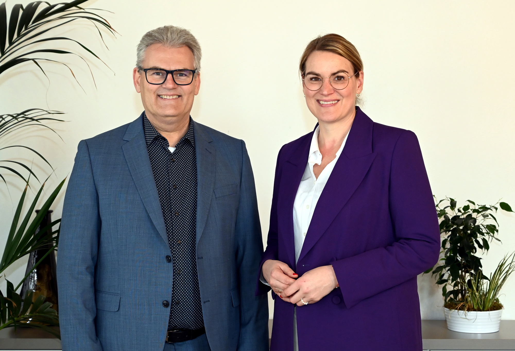 Der neue Alleingeschäftsführer der Stadtwerke Augsburg (swa) Rainer Nauerz mit Eva Weber, Oberbürgermeisterin und swa-Aufsichtsratsvorsitzende. Foto: Ruth Plössel/Stadt Augsburg