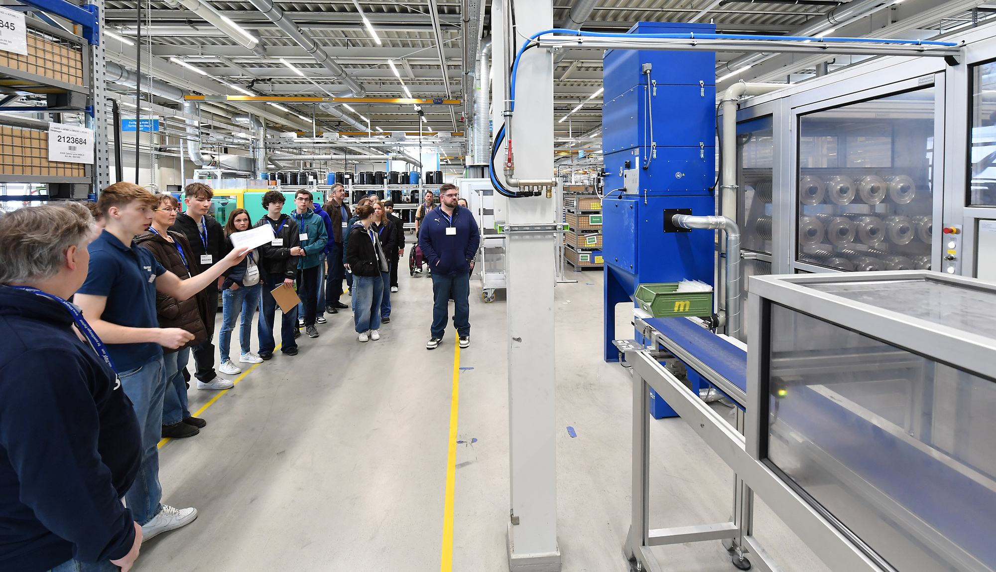 Interessierte Besucher bei einer Führung durch die Werkshalle von Mayr Antriebstechnik. Foto: Mayr Antriebstechnik