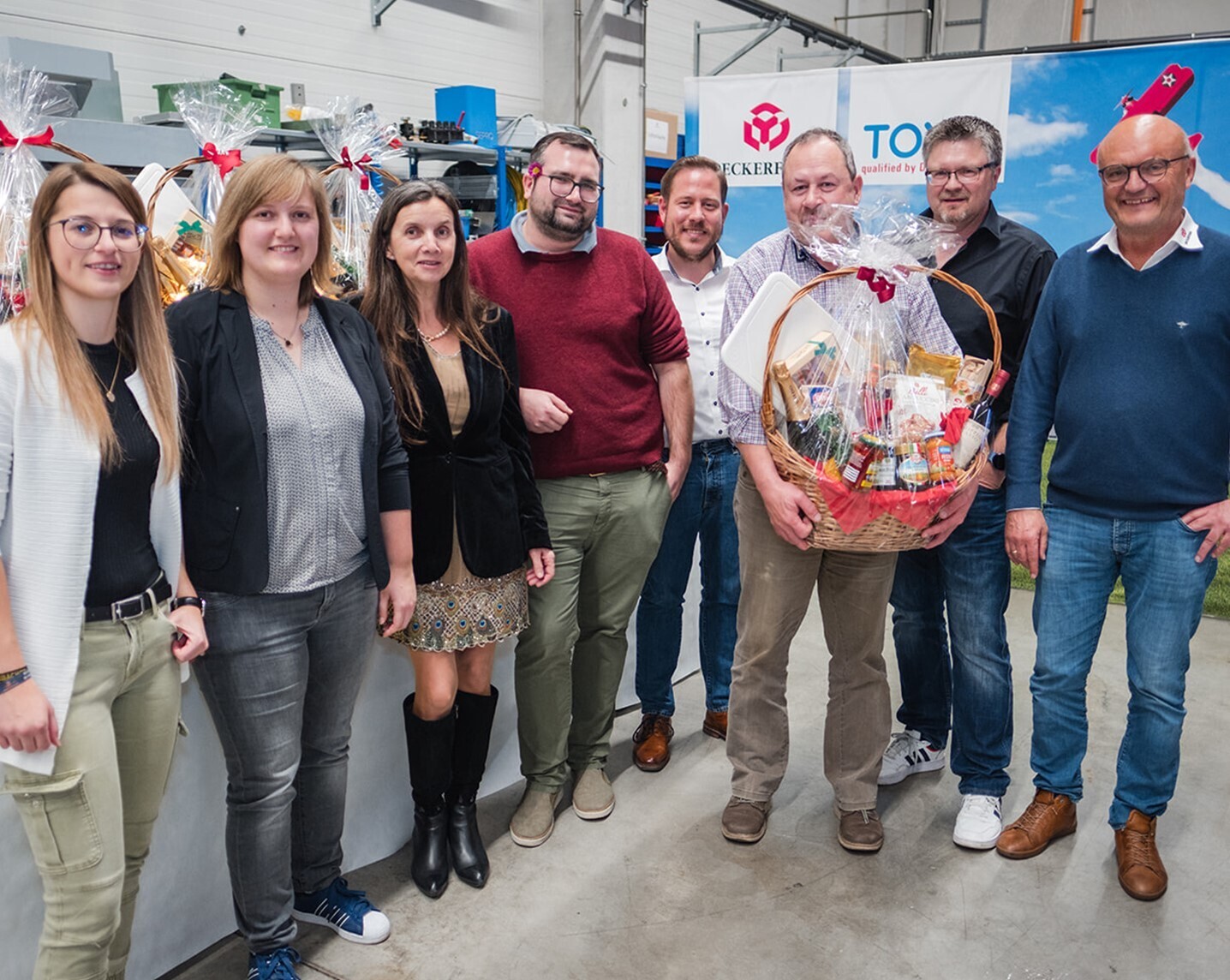 : Die strahlenden Gesichter der Collage zeigen die bewegenden Momente der Geschenkübergabe auf der Weihnachts- und 30. Jahrfeier