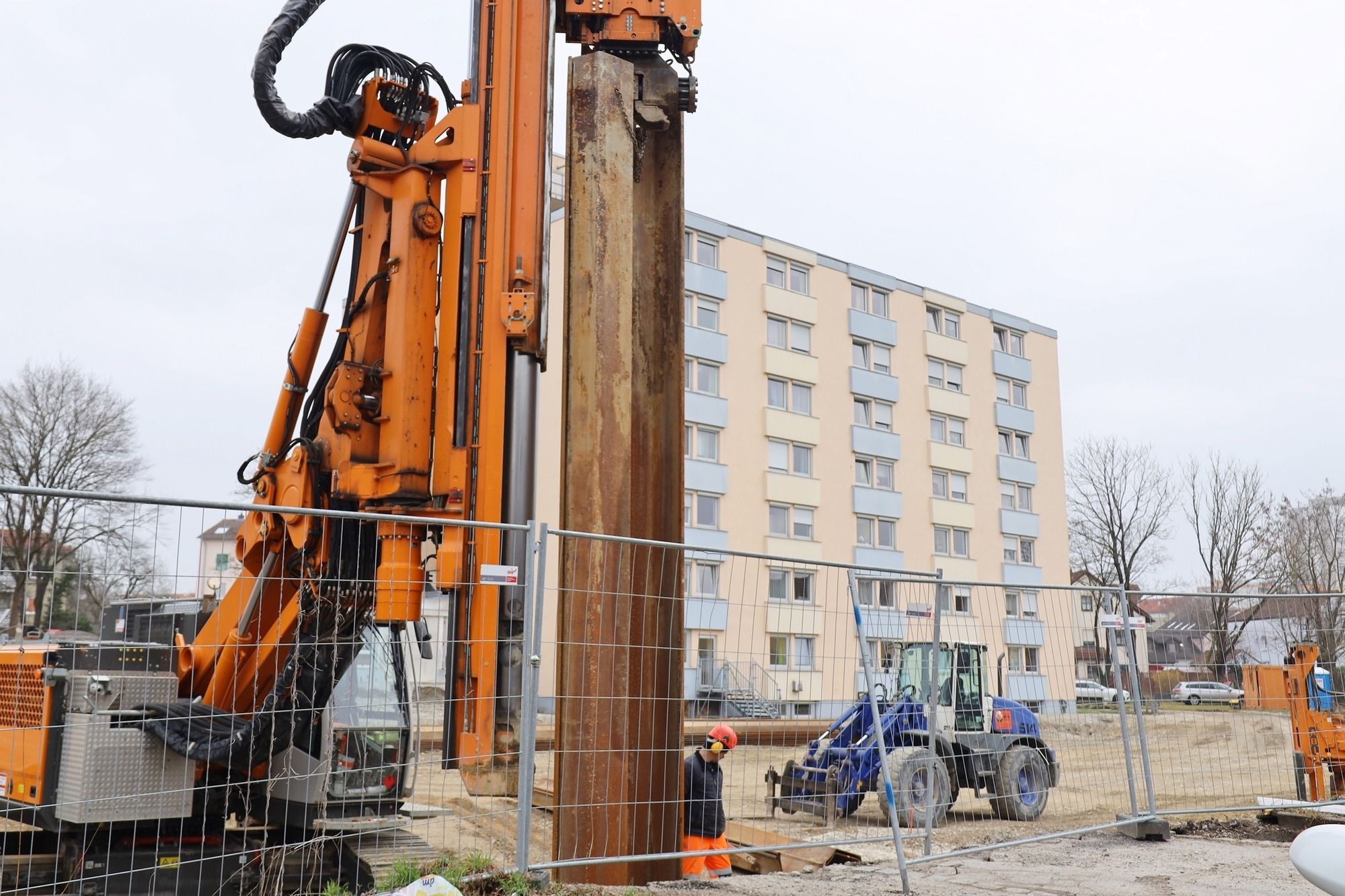Baufahrzeuge auf der Baustelle im Herrenbach. Foto: Daniela Ziegler