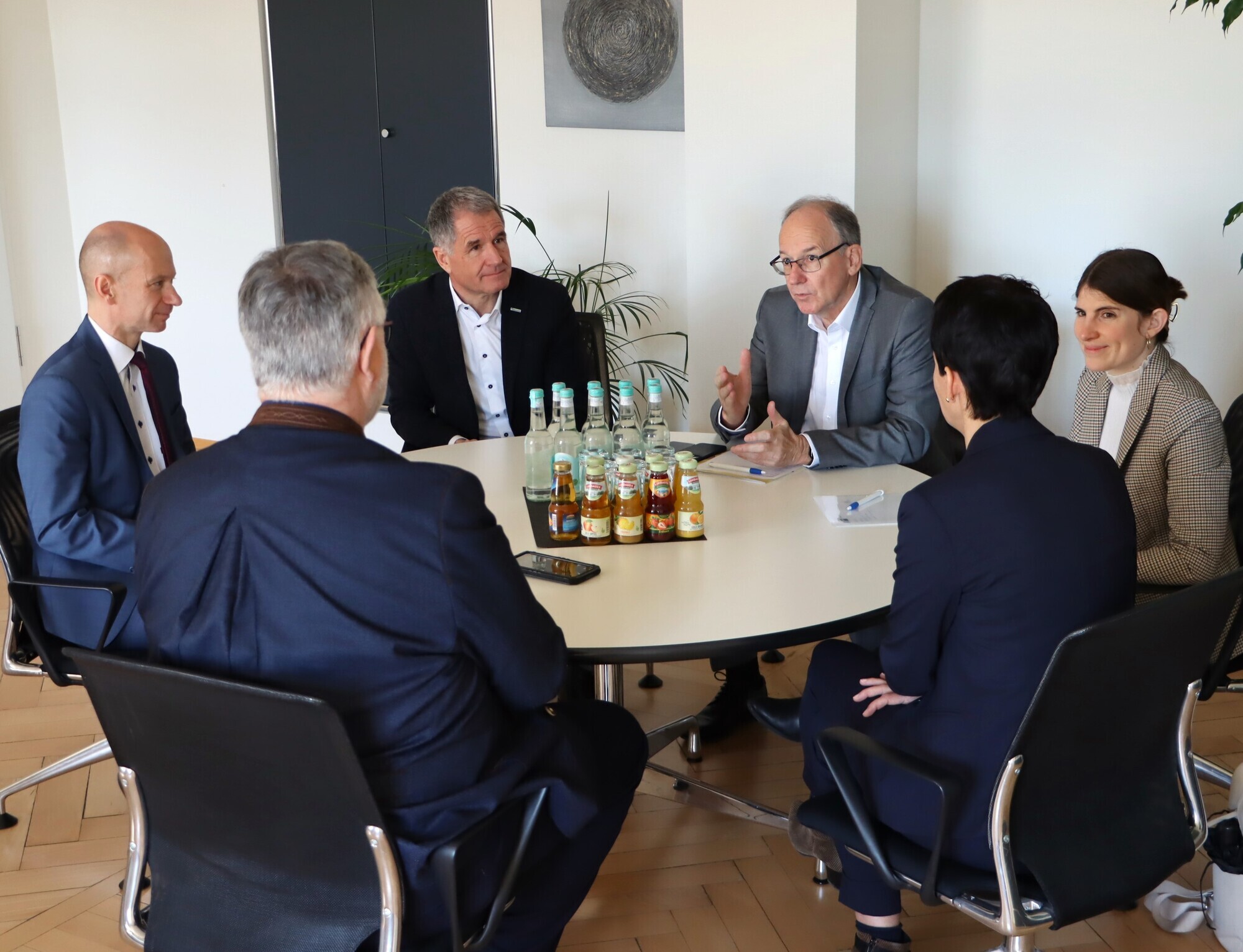 Landrat Elmar Stegmann begrüßt das neue IHK -Spitzenehrenamt sowie die neue Regionalgeschäftsführerin der Industrie- und Handelskammer Schwaben zum Amtsantritt. Foto: Landkreis Lindau Bodensee.