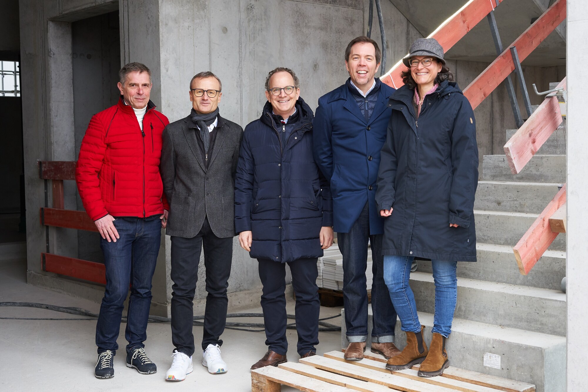 Bei der Fertigstellung des Rohbaus (von links): Erster Bürgermeister Jürgen Eisen, Geschäftsführer TTS-Cleantec Ulrich Brunner, VorstandsvorsitzenderTTS Sascha Menges, Geschäftsführer Tanos Klaus-Martin Berstecher und TTS-Aufsichtsratsvorsitzende Barbara Austel. Foto: TTS-Gruppe