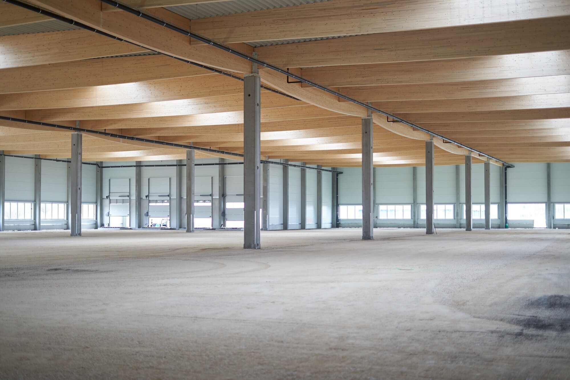 Große Halle des neuen Büro- und Produktionsgebäudes von TTS in Illertissen. Foto: TTS-Gruppe