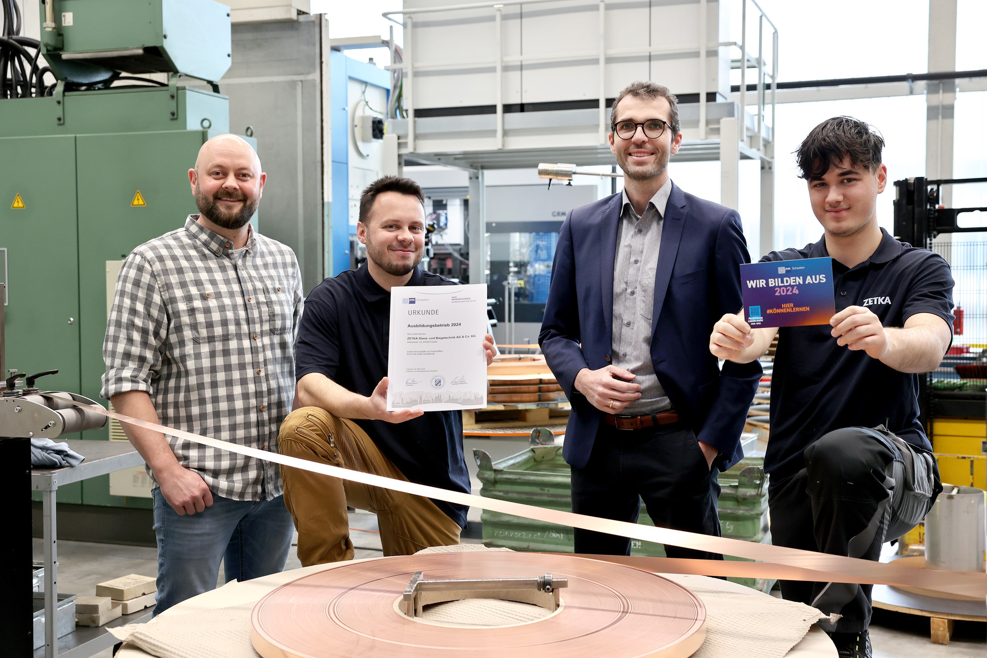 vo.li. Personalleiter Michael Uder, Auszubildender Tobias Corompt (2. Ausbildungsjahr zum Fachinformatiker für Systemintegratio