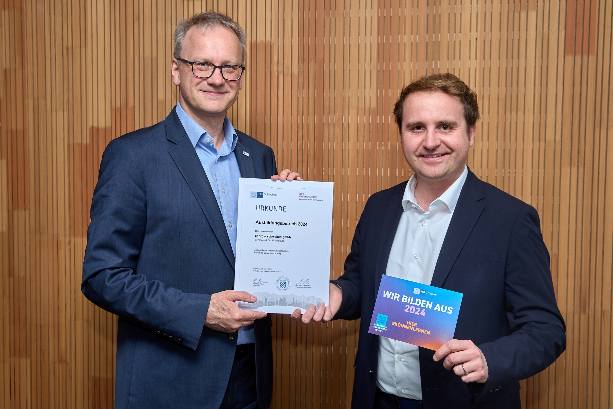 IHK-Regionalgeschäftsführer Jens Walter überreicht Frank Surmacz, BereichsleiterPersonal und Recht der energie schwaben gmbh, ei