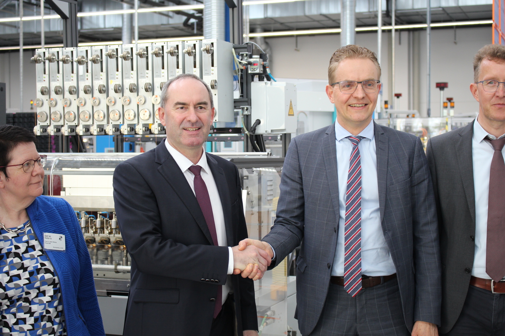 Wirtschaftsminister Hubert Aiwanger (links) schüttelt dem Geschäftsführer von Magnet Schultz, Dr. Albert Schultz, die Hand. Foto: Michael Arnold / B4BSCHWABEN.de