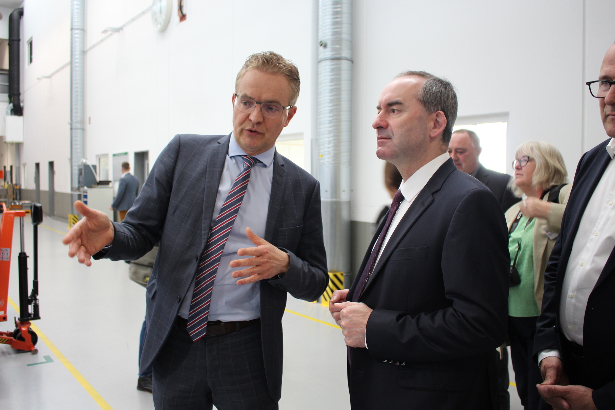 Geschäftsführer Dr. Albert Schultz (links) erläutert Wirtschaftsminister Hubert Aiwanger (rechts) Details über die Produktionsli