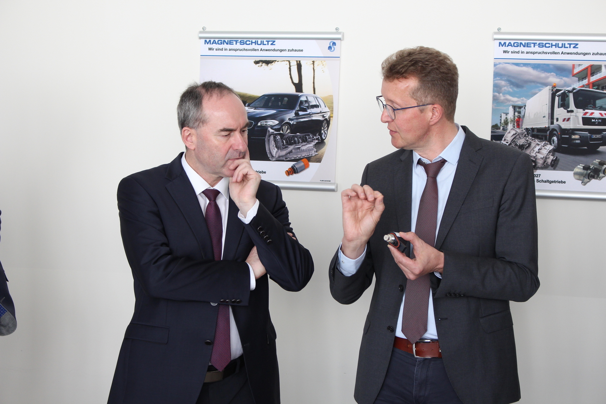 Entwicklungs- und Konstruktionsleiter Johann Weiß (rechts) erklärt Wirtschaftsminister Hubert Aiwanger (links) Bauteile für wass