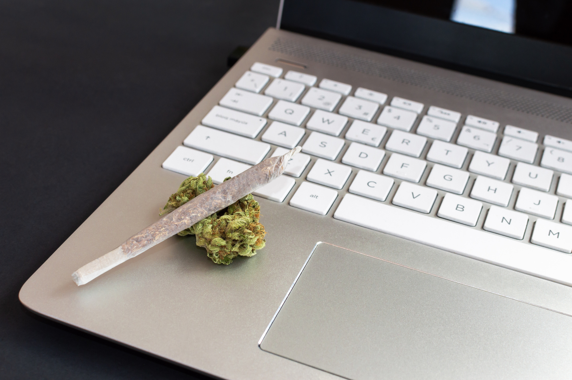 Symbolbild. Darf man einen Joint am Arbeitsplatz rauchen? Foto: stock.adobe.com