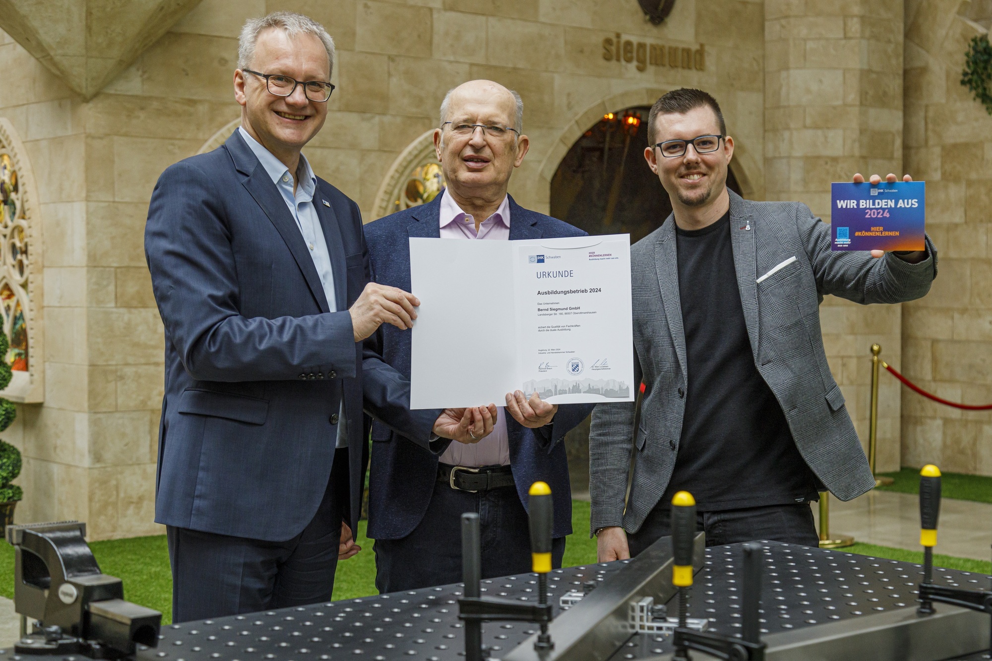 v.l.n.r.: IHK-Regionalgeschäftsführer Jens Walter, Geschäftsführer Bernd Siegmund und Ausbildungsleiter Heinrich Klundt bei de