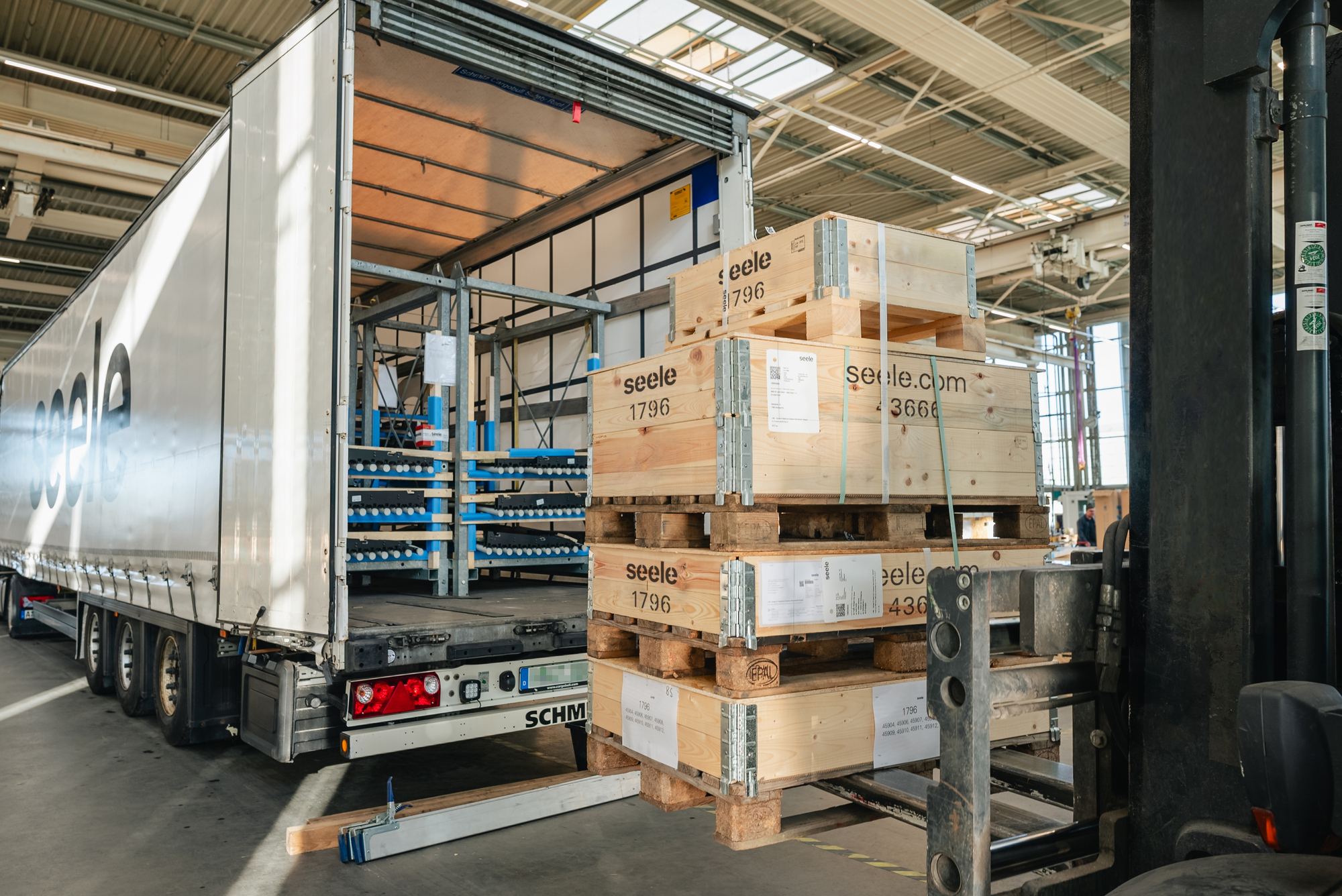 Jedes Packstück erhält an der Längsseite ein eigenes RFID-Label, damit es vom Lesegerät erfasst werden kann