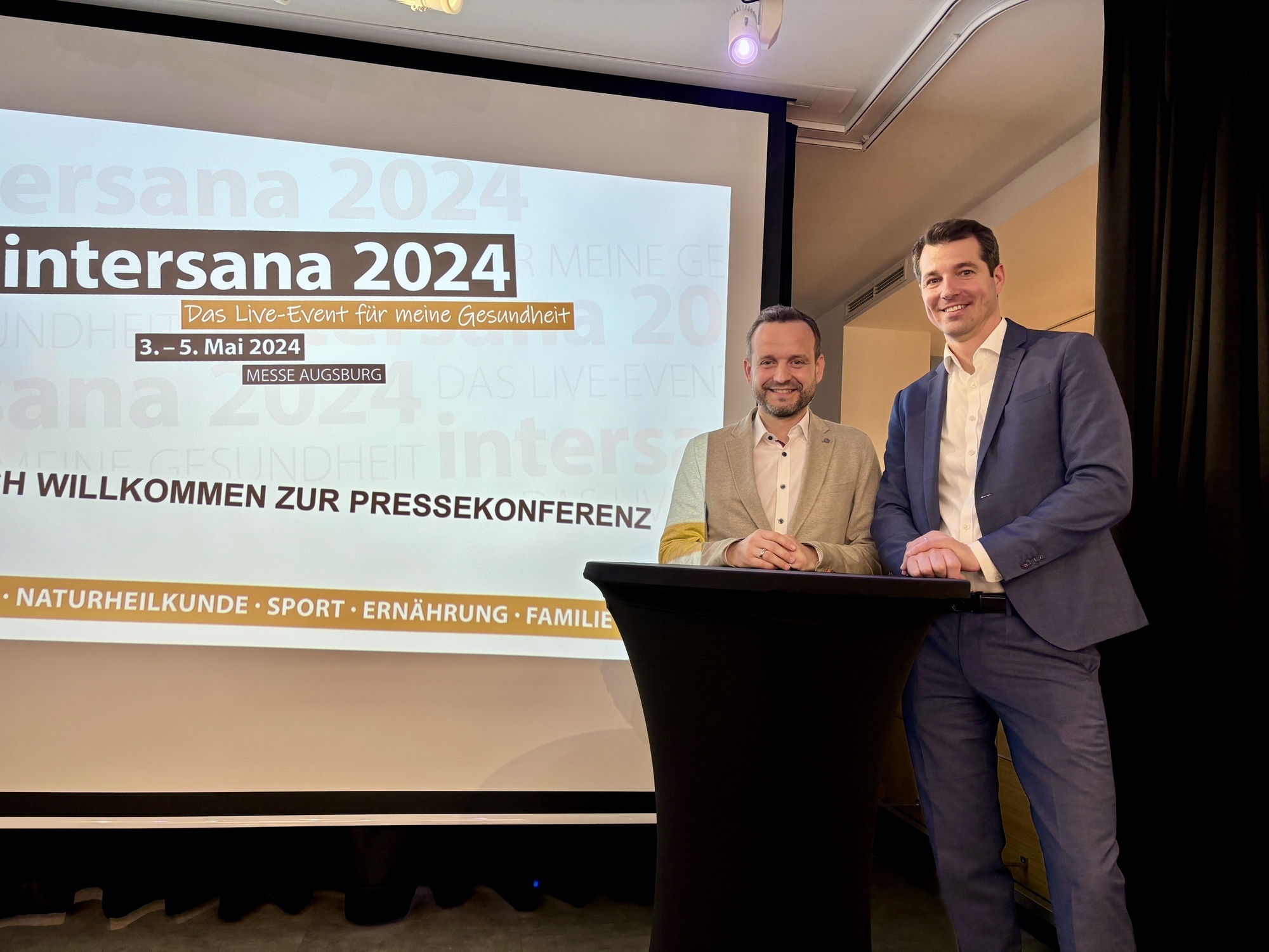 Matthias Schmid, Mitglied der Geschäftsleitung der Augsburger Allgemeinen, und Lorenz A. Rau, Geschäftsführer Messe Augsburg, präsentieren die intersana 2024. Foto: Angelina Märkl/B4BSCHWABEN.de