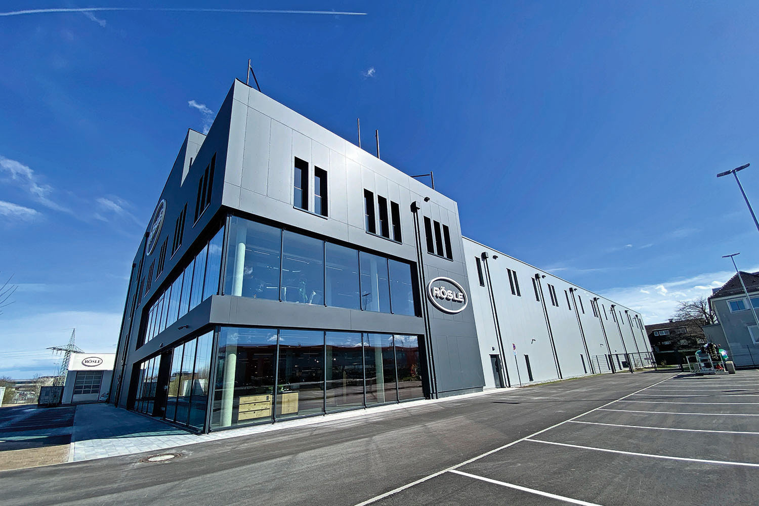 In Marktoberdorf hat der ­Generalunternehmer HÖBEL ­eine neue Logistikhalle,neue Büroräume, ein neues Outlet und eine Koch- und