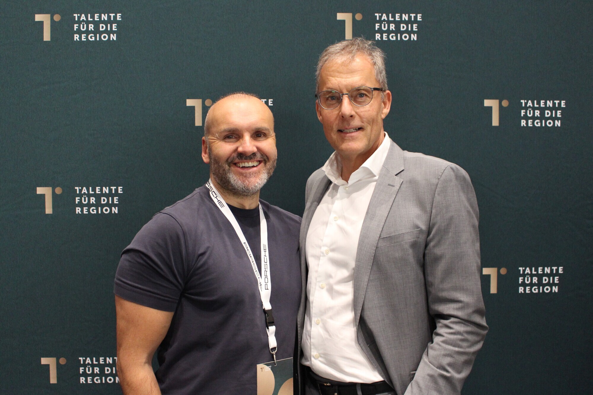 Christian Gebler, Gründer Talente für die Region, und Wolfgang Döring, Geschäftsführer Porsche Zentrum Augsburg, luden gemeinsam zum 27. Event von Talente für die Region. Foto: B4BSCHWABEN.de