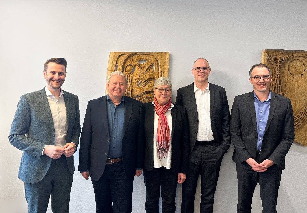 v. l. n. r.: Alexander Geiger, Hans Strobel, C. Michaela Ruß, Thomas Braun, Notar Prof. Dr. Christoph Moes. Foto: Geiger Facility Management