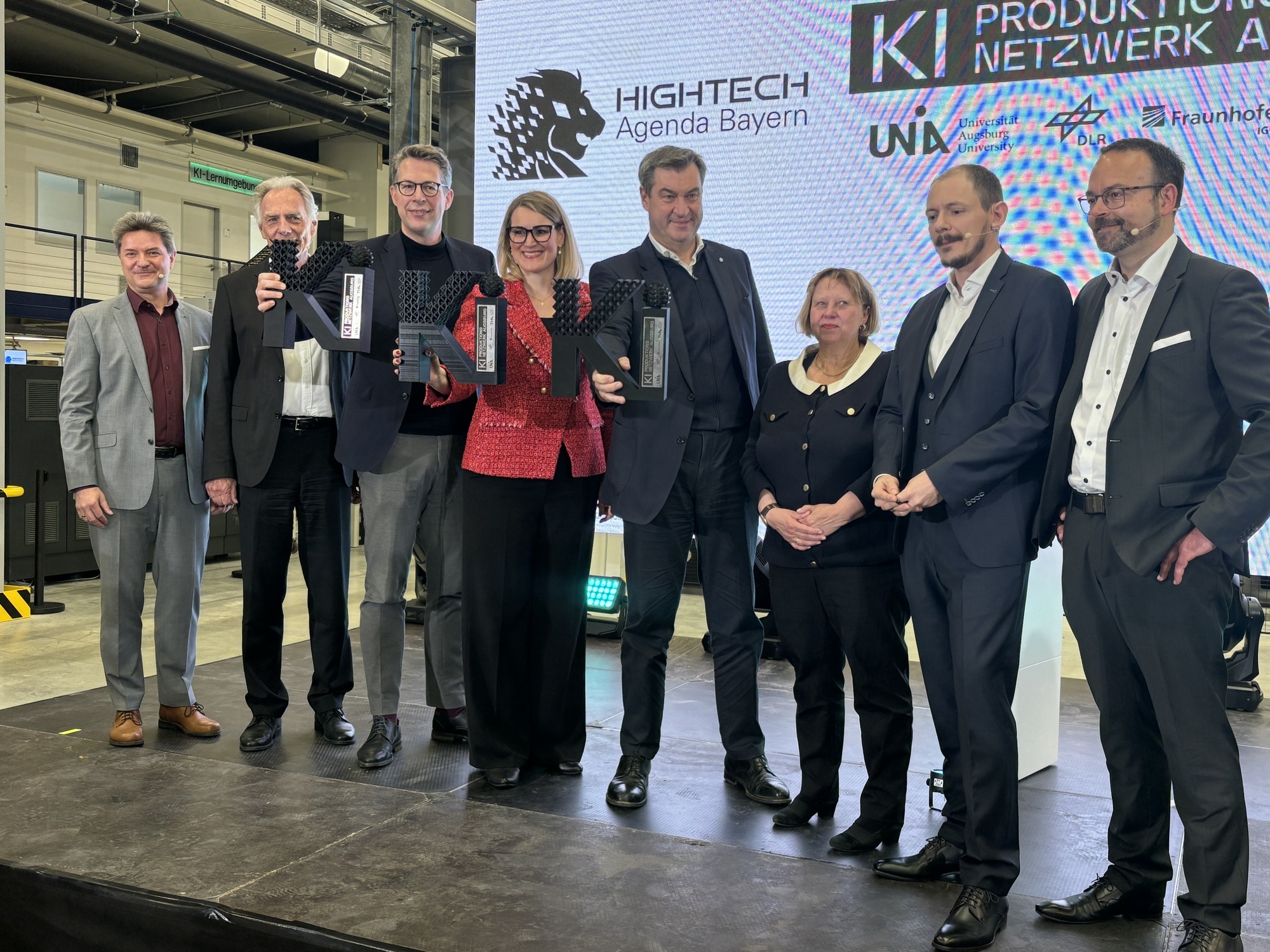 Markus Blume, Staatsminister für Wissenschaft und Kunst, Eva Weber, Oberbürgermeisterin der Stadt Augsburg und Dr. Markus Söder, Ministerpräsident des Freistaats Bayern, bei ihrem Besuch des KI-Produktionsnetzwerks. Foto: B4BSCHWABEN.de