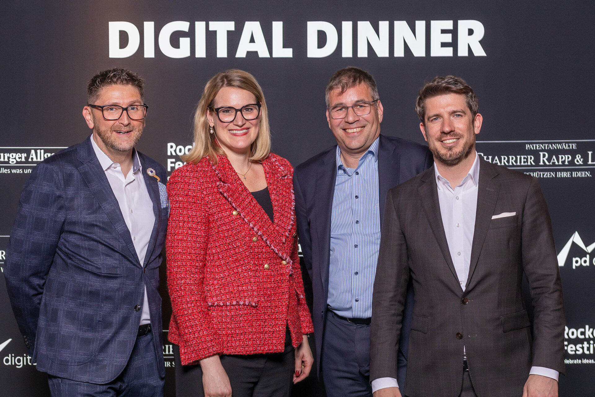 Die Gastgeber des Digital Dinner: Andreas Schmutterer, Vorsitzender der Geschäftsleitung der Augsburger Allgemeinen, Augsburgs Oberbürgermeisterin Eva Weber, Wirtschaftsreferent Dr. Wolfgang Hübschle, Daniel Kempf, Geschäftsführer pd digital. Foto: Angelina Märkl/B4BSCHWABEN.de