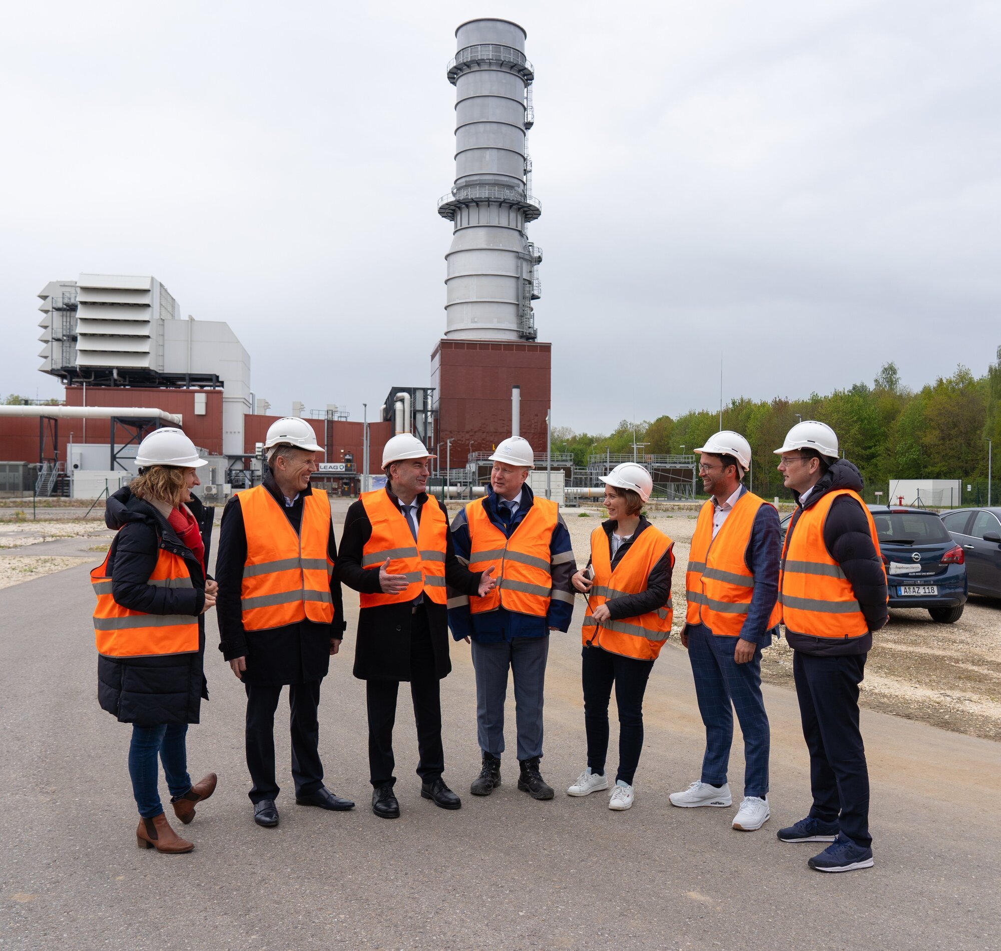 Bayerns Wirtschafts- und Energieminister Hubert Aiwanger (3. v. l.) beim Besuch des Gaskraftwerks der Lausitz Energie Kraftwerke