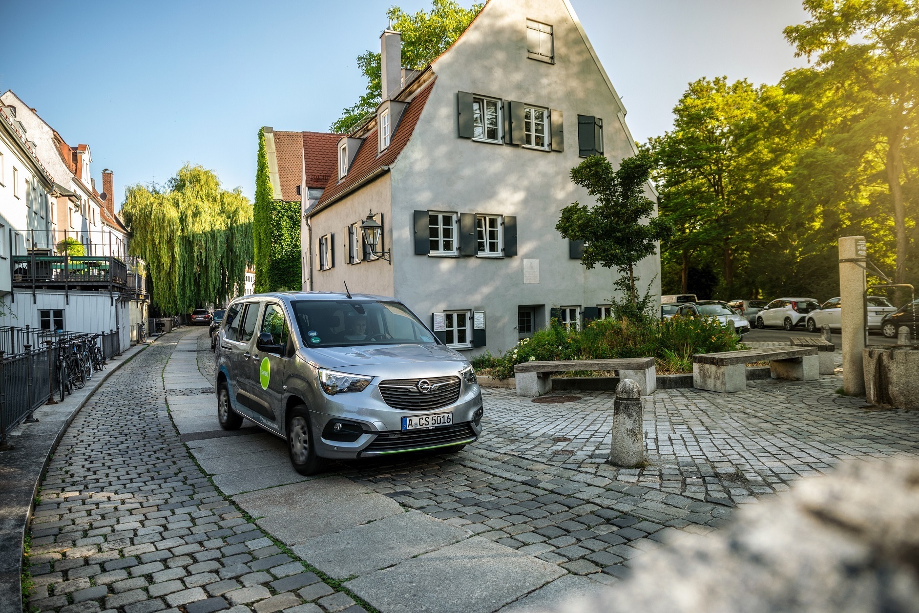 Ab Mai ist der Ridesharing-Dienst swaxi der Stadtwerke Augsburg die ganze Woche im Augsburger Stadtgebiet im Einsatz. Foto: Dani