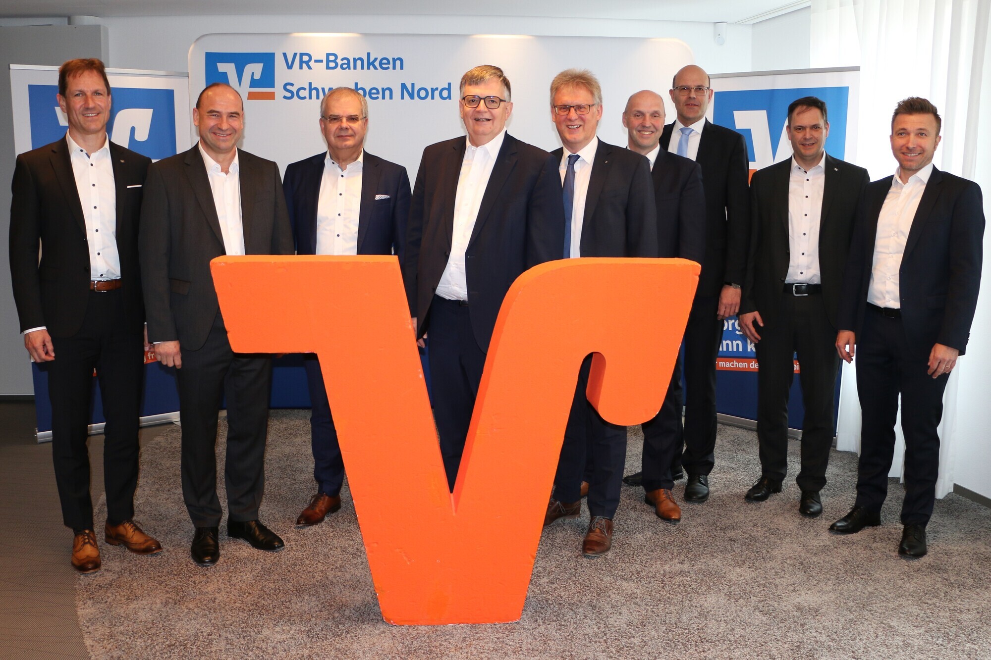 Die neu gegründete Gruppe „VR-Banken Schwaben Nord“ mit den Vorständen vlnr Alexander Jall(Vorsitzender), Alexander Lehmann (stellv. Vorsitzender), Michael Kruck, Paul W. Ritter, Bernhard Ströbele, BerndFrisch, Klaus Pelz, Matthias Vogel und Bernhard Hopfner. Foto: Stefanie Saam