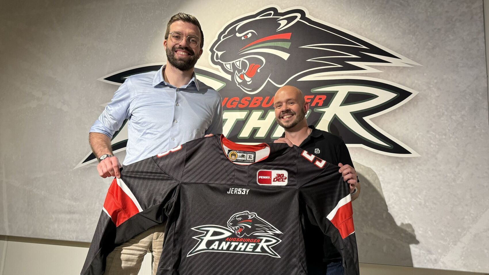 Jersey53 wird ab der Saison 2024-25 die Trikots für die Augsburger Panther und den AEV produzieren. Foto: Augsburger Panther