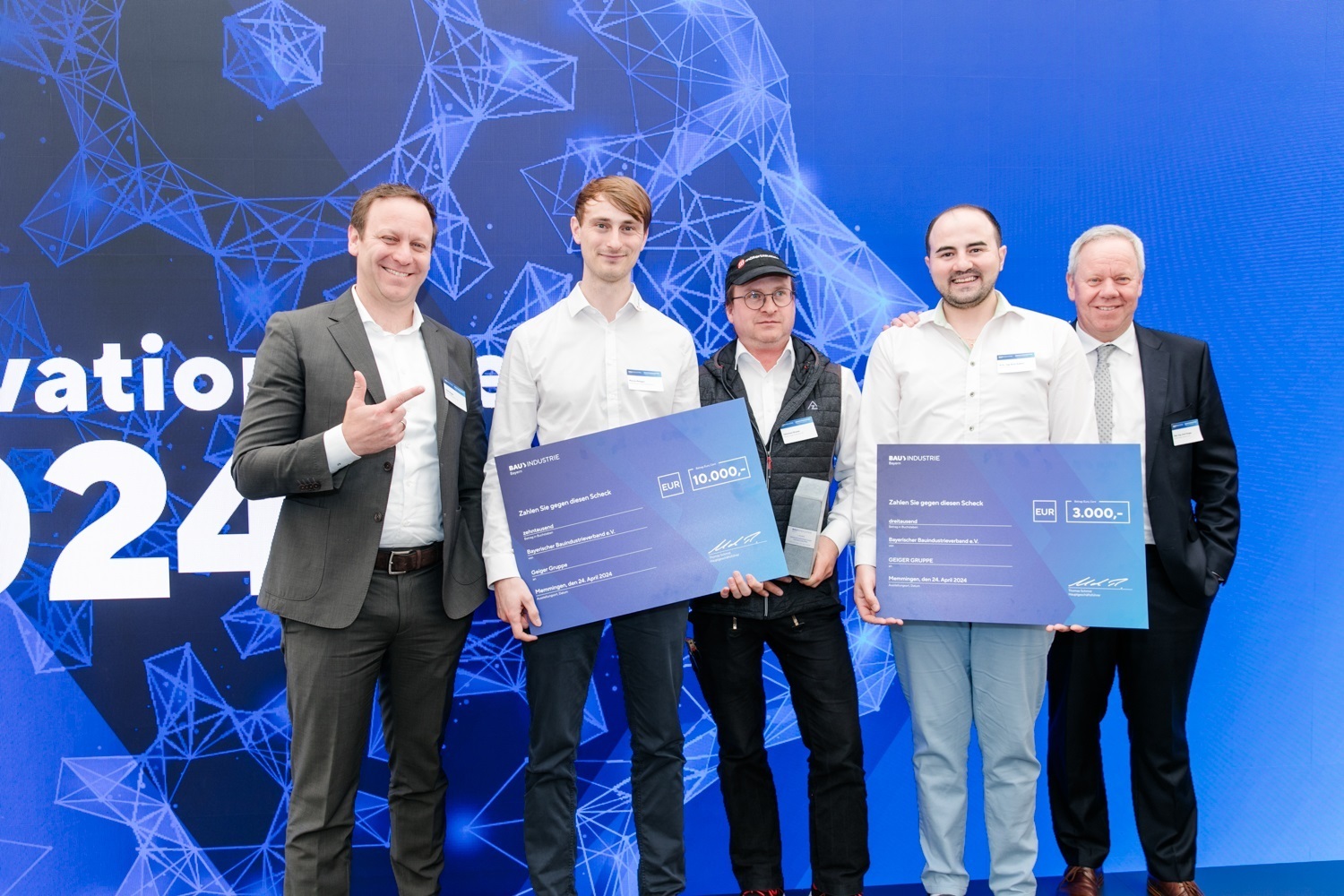 v.l.n.r.:Josef Geiger, geschäftsführender Gesellschafter der Geiger Gruppe, Marian Peitgen, Johannes Groner und Elian Sukkar.