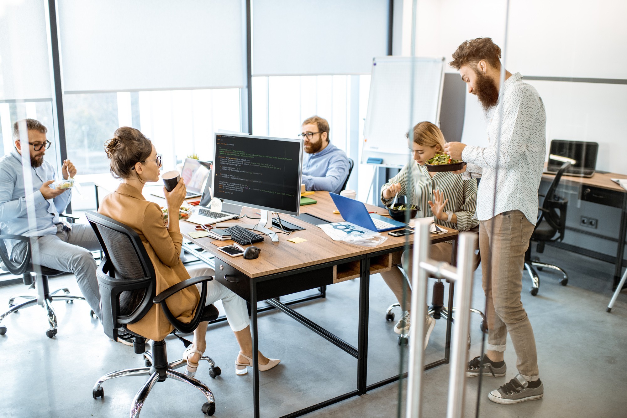 Deutsche Beschäftigte verschnaufen laut der jobtensor-Umfrage im Durchschnitt 33,4 Minuten in ihrer Mittagspause. Foto: Adobesto