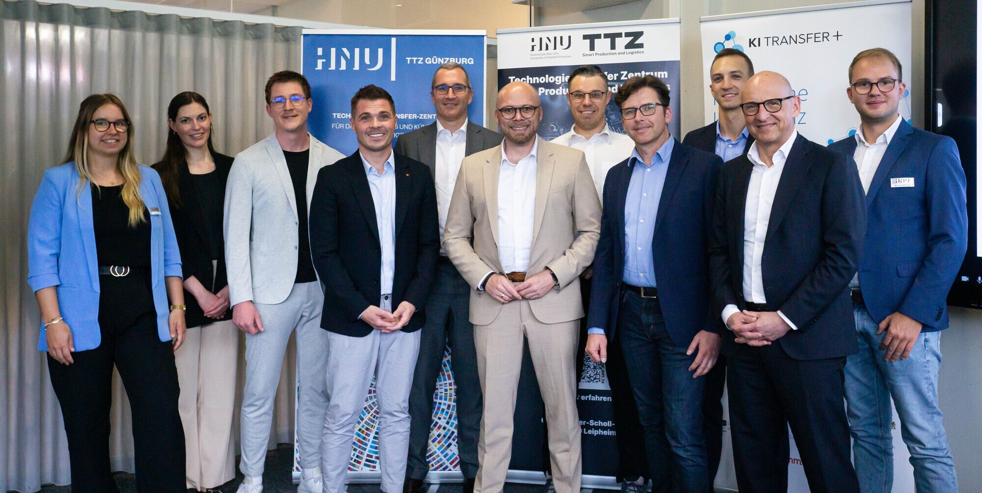 Der Bayerische Digitalminister Dr. Fabian Mehring (5. v. r.) zu Besuch am neu gestarteten KI-Transfer Plus-Regionalzentrum Nord