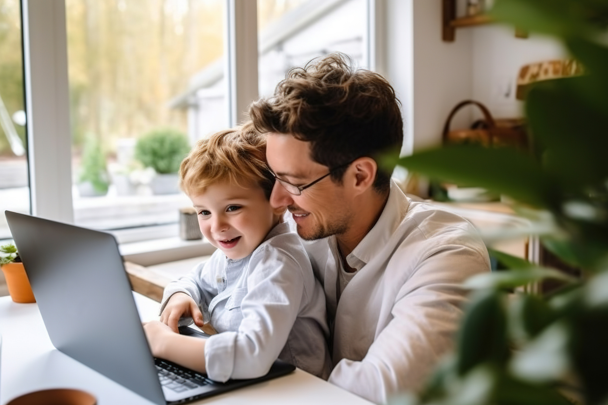 Eine familienfreundliche Personalpolitik zahlt sich oft auch für Unternehmen aus. Foto: Adobestock.com/Larisa