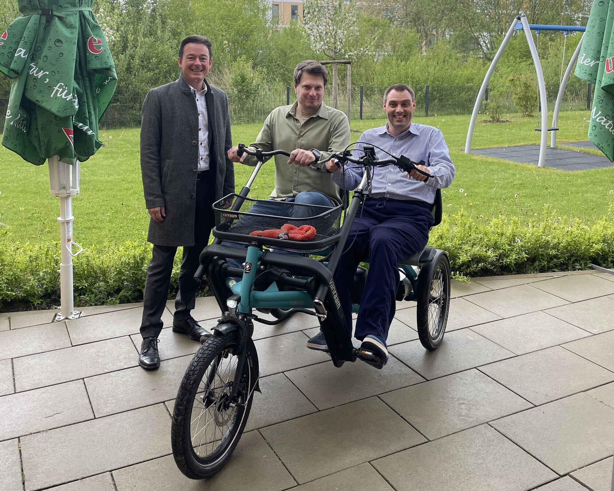 v. l.: Marcus Hupfauer (Stadtsparkasse Augsburg), Marcel Ach (Hausleitung Göggingen) und Jörg D’Heureuse (Bewohnervertretung Gög