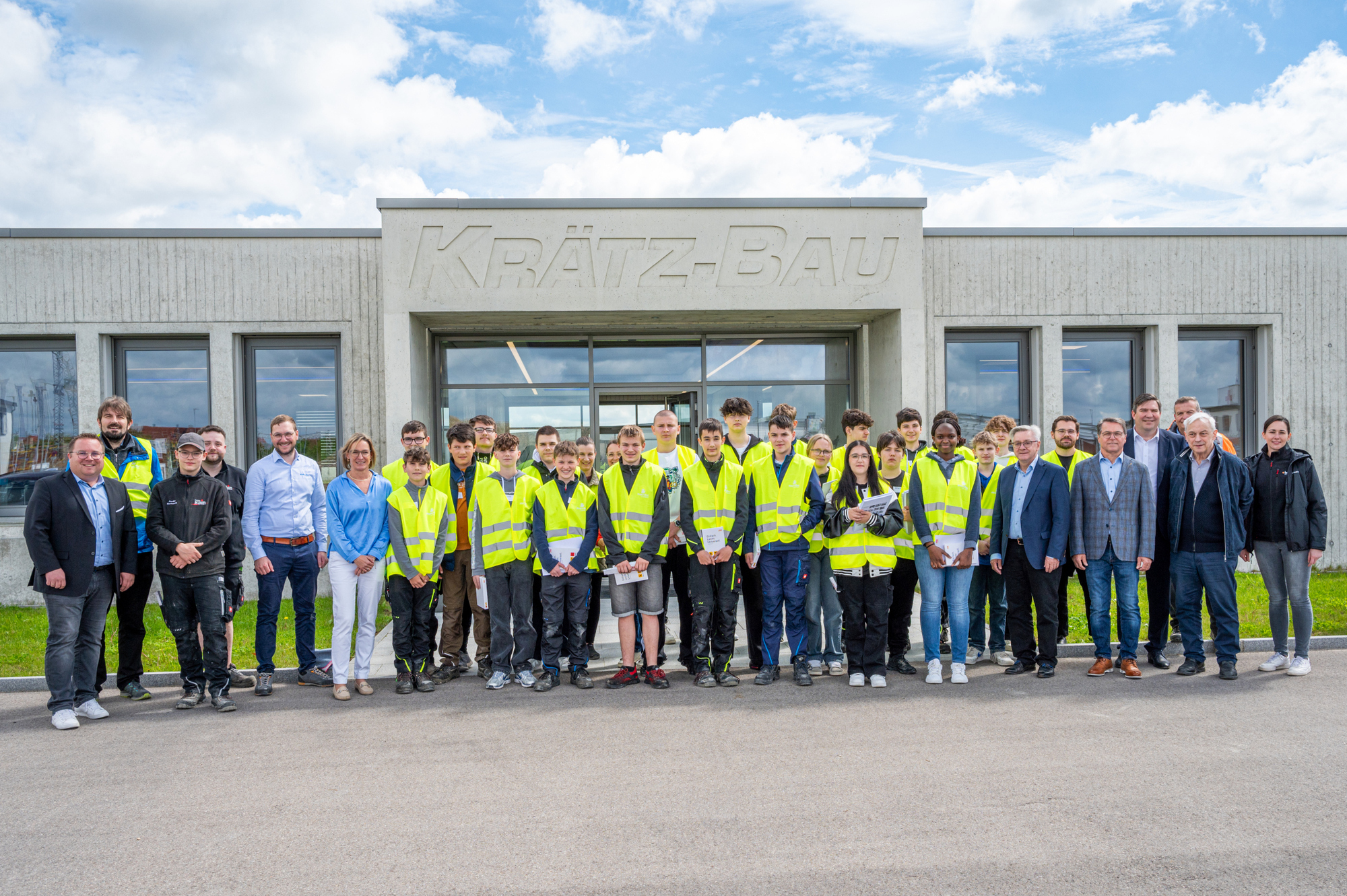 Jugendliche waren zu Besuch bei der Firma Krätz-Bau im Rahmen des „Sei ein Entdecker!“-Projekts in Dillingen. Fotoquelle: Alfred Stöger