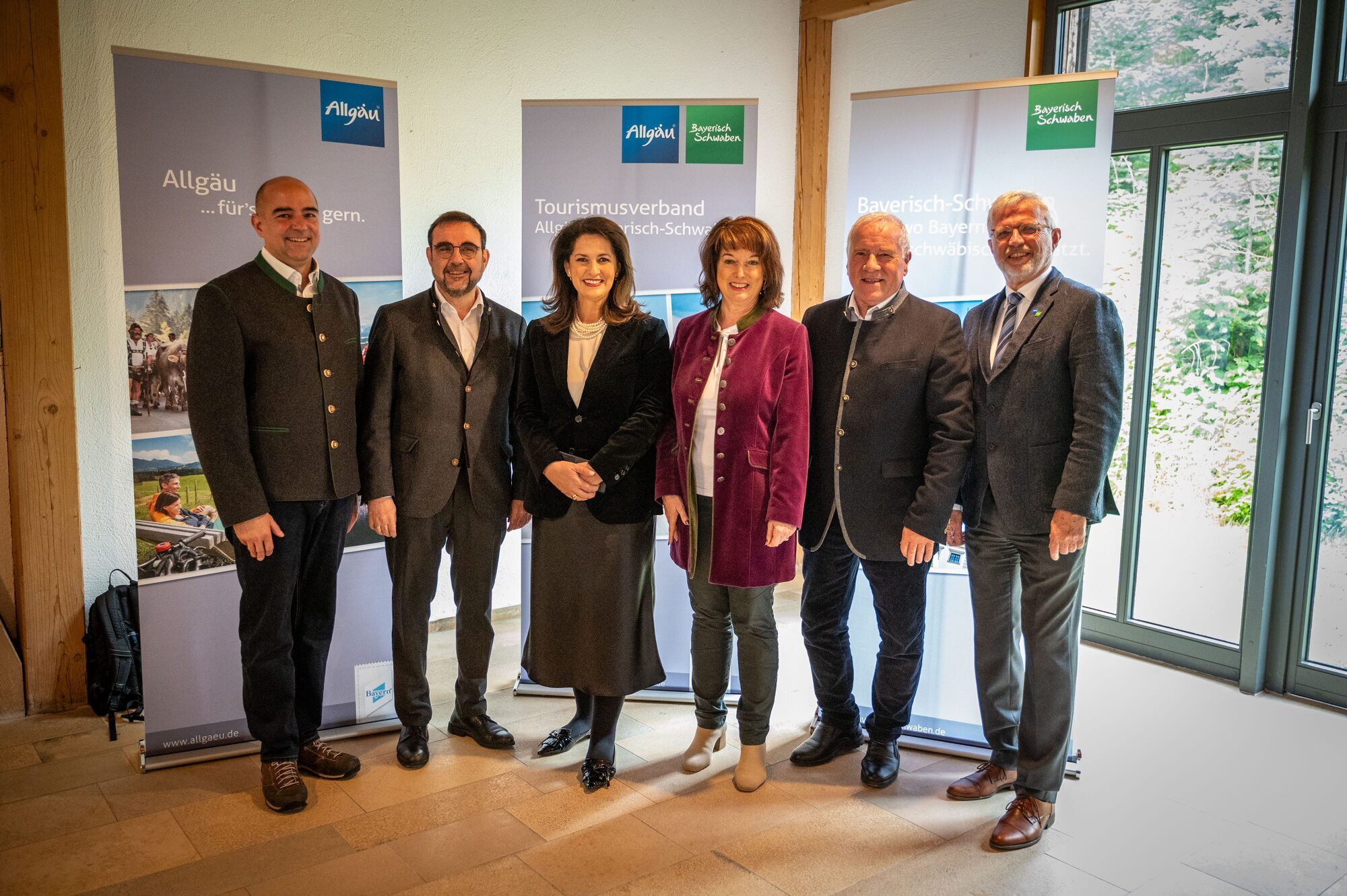 Ministerin zu Gast bei der Jahreshauptversammlung des Tourismusverbands Allgäu/Bayerisch-Schwaben. Mit ihr im Bild der bisherige Vorstand mit der Vorsitzenden Maria Rita Zinnecker, ihren Stellvertretern Klaus Holetschek und Johannes Hintersberger sowie Schatzmeister Stefan Rinke und Geschäftsführer Bernhard Joachim. Foto: Tourismusverband Allgäu/Bayerisch-Schwaben e.V.
