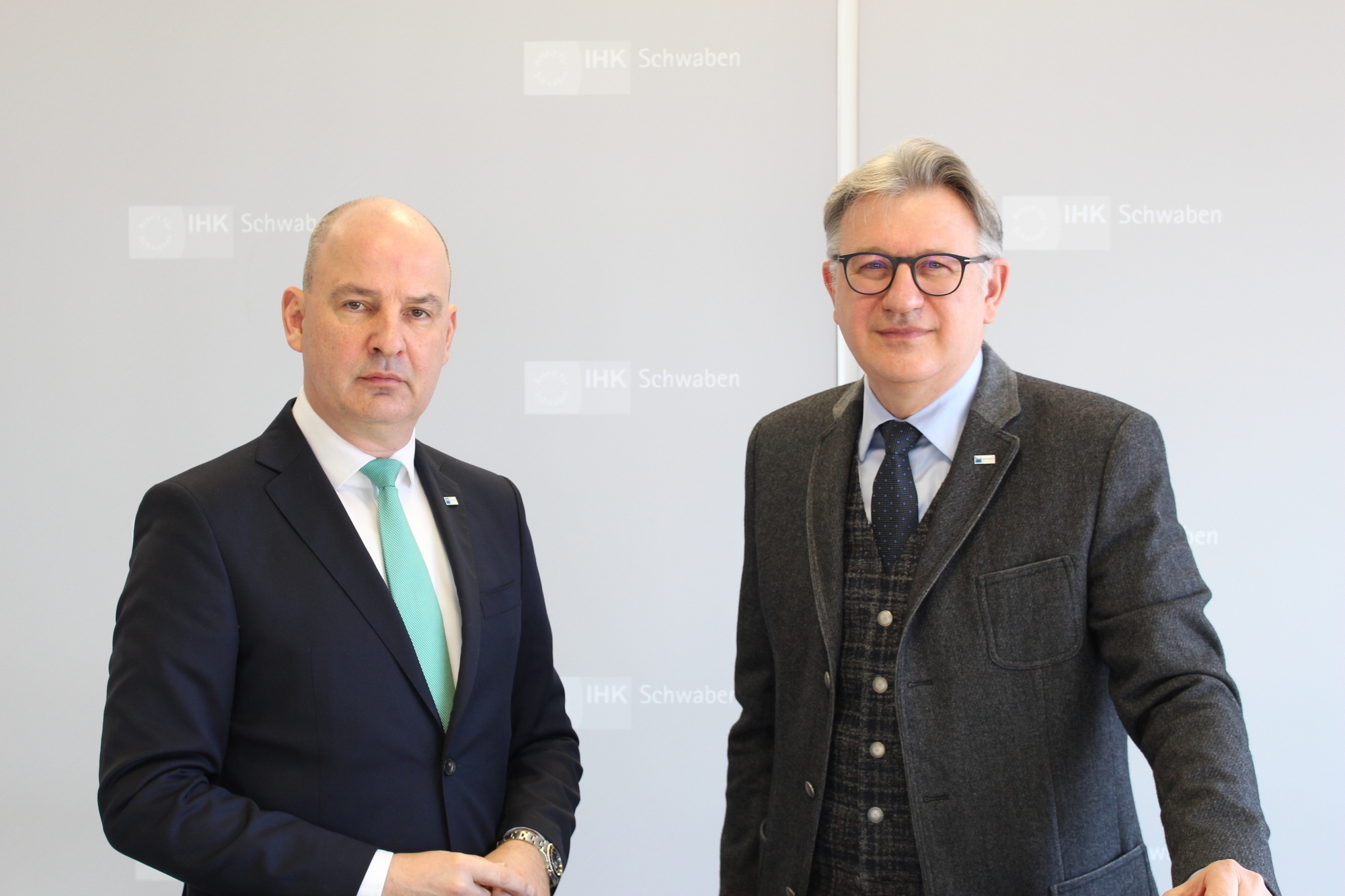 IHK Schwabens Hauptgeschäftsführer Dr. Marc Lucassen (links) und IHK-Präsident Reinhold Braun sind besorgt um die Zukunft des Wi