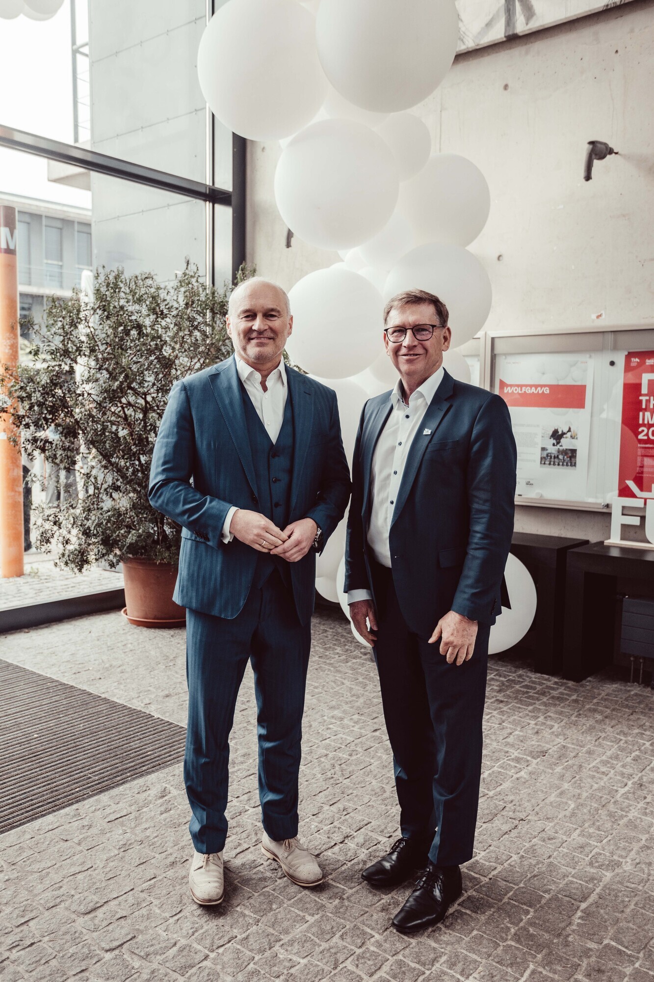 Einstimmig zum Vorsitzenden des Kuratoriums der Technischen Hochschule Augsburg gewählt: Landrat Stefan Rößle (rechts) mit dem P