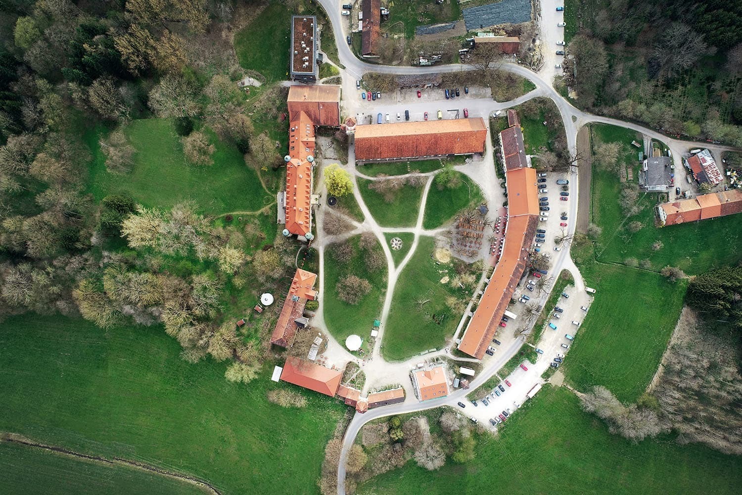 Veranstaltungen inmitten der Natur – außerhalb der ­Gebäude, aber auch in den Tagungs­räumen: Das ist das Konzept vom Naturschloss Blumenthal. Fotoquelle: Schloss Blumenthal