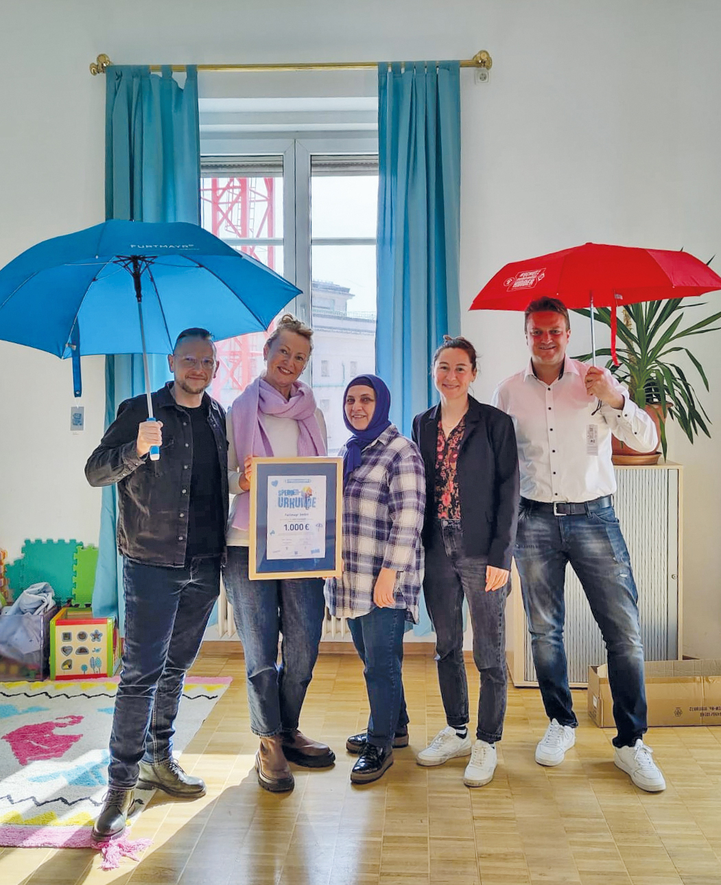 Die Spende der Furtmayr GmbH in Höhe von 1000 Euro soll das Engagement für den Schutz von Kindern und Familien in der Region unterstreichen. Fotoquelle: Furtmayr GmbH