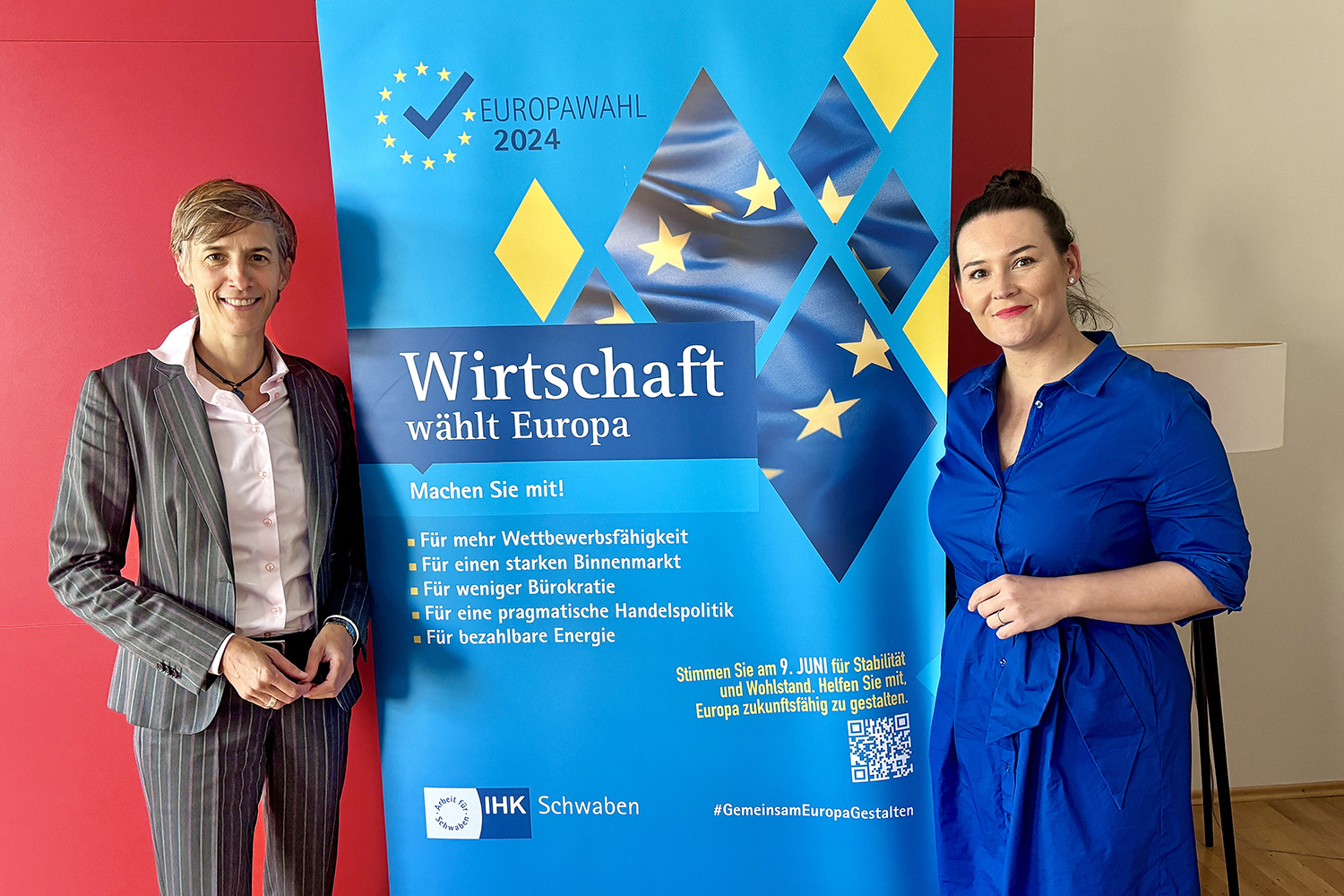 (v.l.n.r.): Ellen Dinges-Dierig, Vorsitzende IHK-Regionalversammlung Augsburg-Stadt, und Ariane Grandel, Vorstandsmitglied IHK-Regionalversammlung Augsburg-Stadt, stellen die Konjunkturdaten für Augsburg-Stadt vor. Foto: Angelina Märkl / B4BSCHWABEN.de