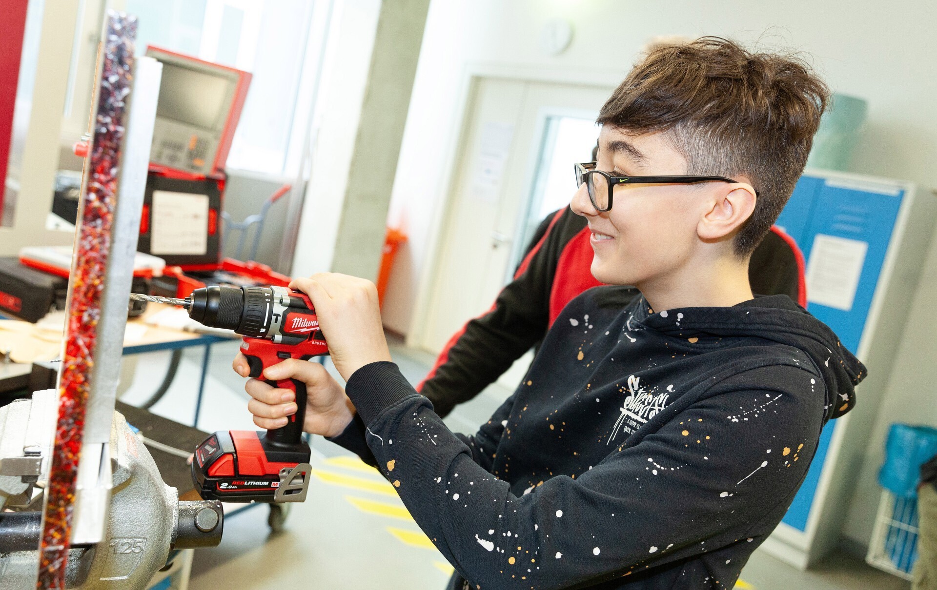 Probebohrung – mit einem Praktikum sein Talent entdecken und die Karriere im Handwerk starten. Foto: Sascha Schneider, HWK Schwa