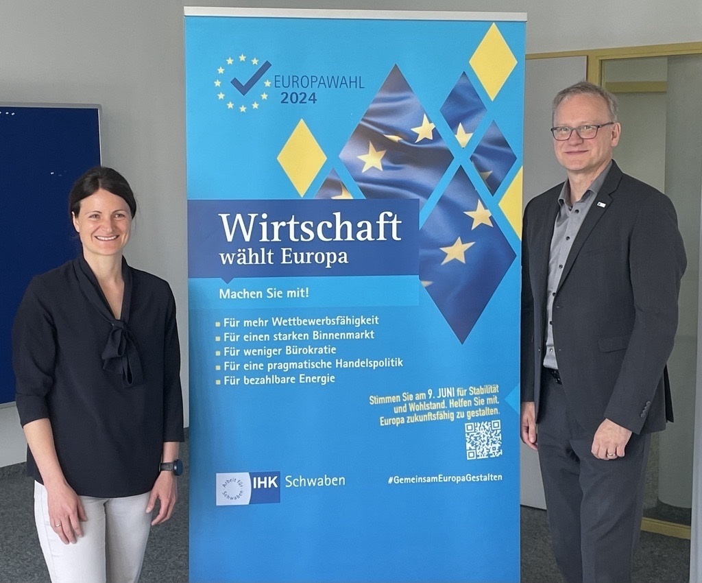 Katrin Krauß-Herkert, Vorsitzende IHK-Regionalversammlung Aichach-Friedberg, und Jens Walter, Regionalgeschäftsführer Wirtschaftsraum Augsburg, präsentieren die aktuellenregionalen Konjunkturdaten für das Wittelsbacher Land und werben für die Teilnahme an der Europawahl am 9. Juni 2024. Fotoquelle:  IHK Schwaben
