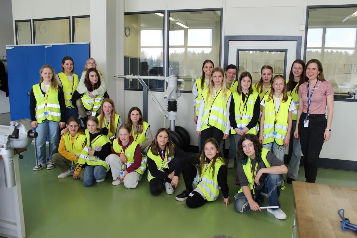 Die Mädchen-Gruppe zu Besuch in der Ausbildungswerkstatt der Liebherr-Aerospace Lindenberg GmbH. Foto: Liebherr-Aerospace GmbH