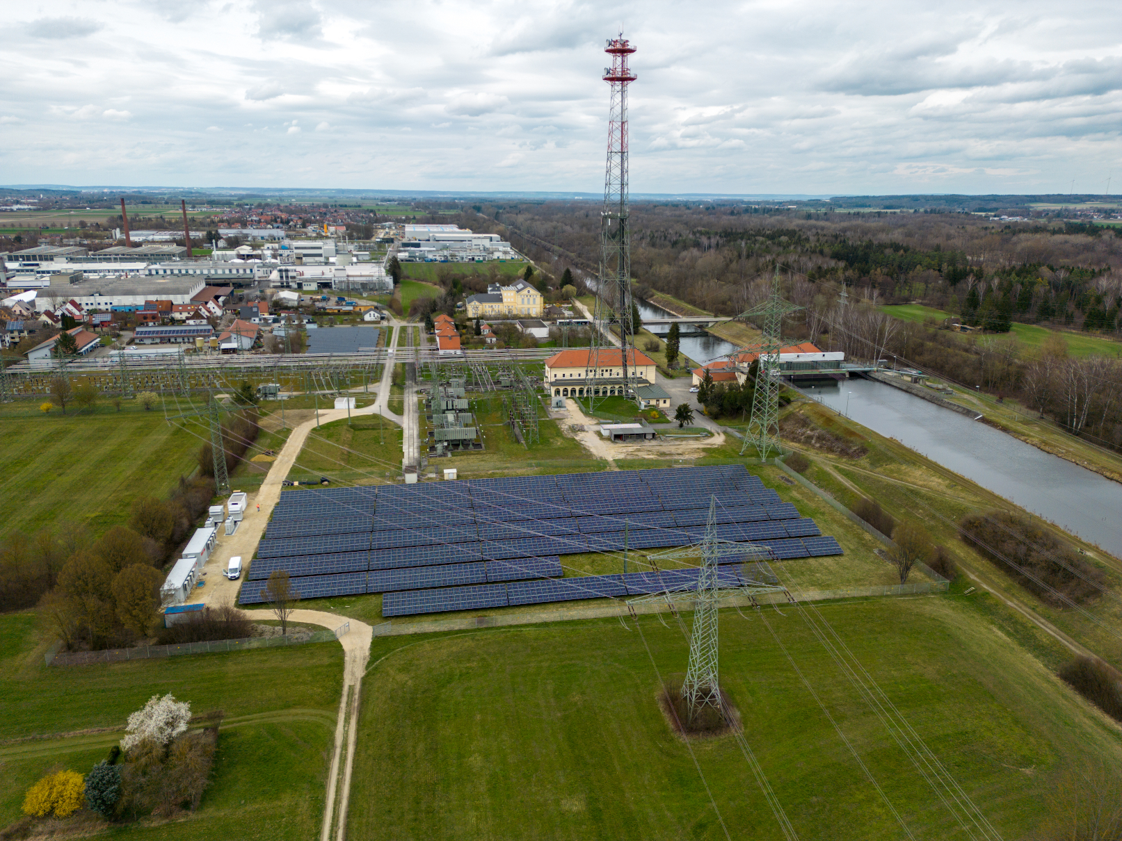 LEW-Gelände Meitingen mit Umspannwerk, Photovoltaikanlage und Wasserkraftwerk.
