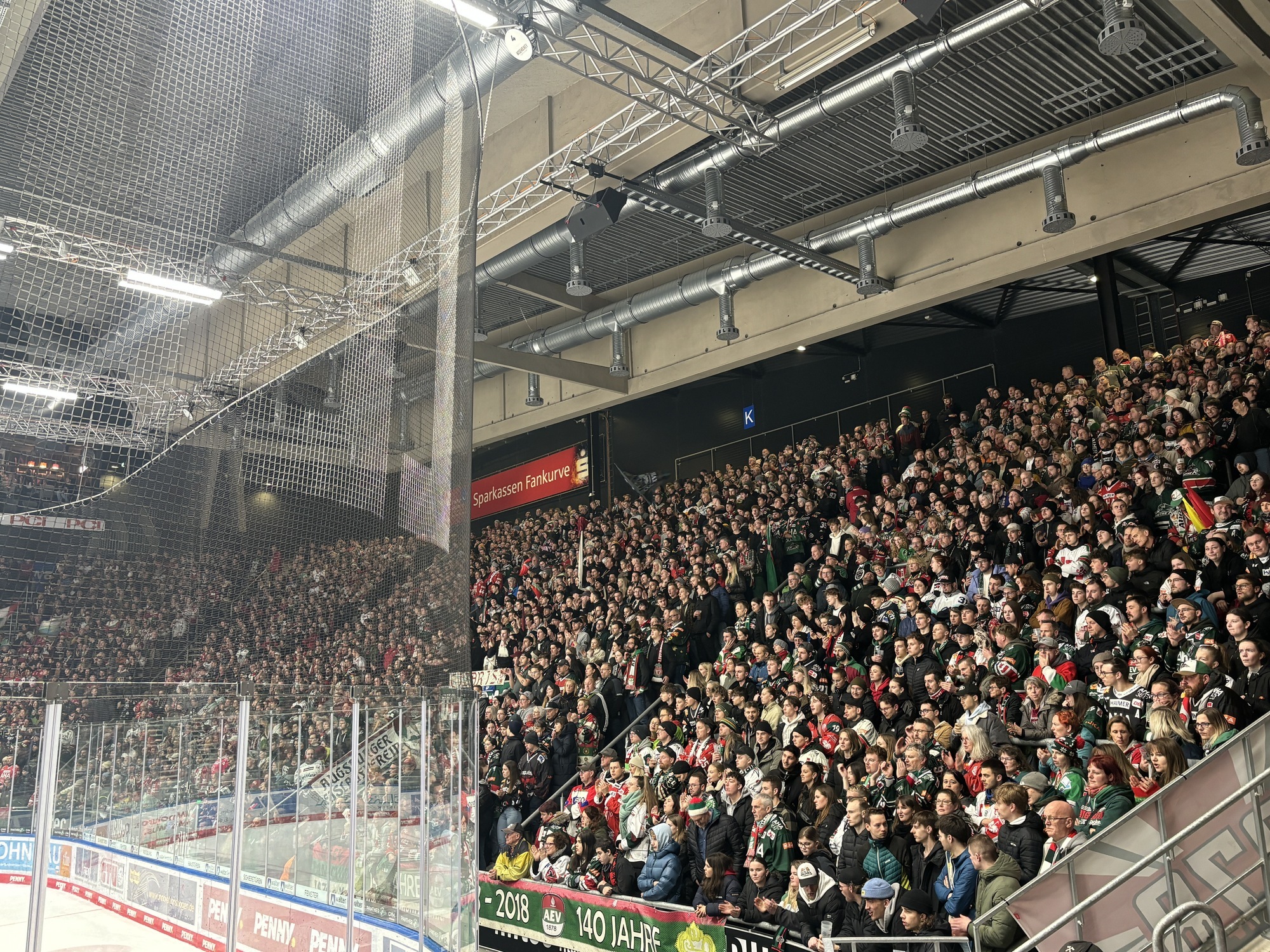 Archivbild. Der Fanblock im Curt-Frenzel-Stadion in Augsburg. Foto: B4BSCHWABEN.de