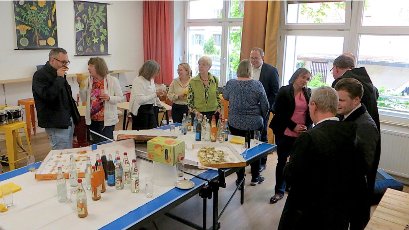 Die Gästeliste bei der Einweihung symbolisierte die Vielfalt der Beteiligten an diesem Umbau- und Neunutzungskonzept. Foto: St. Stephan Gymnasium