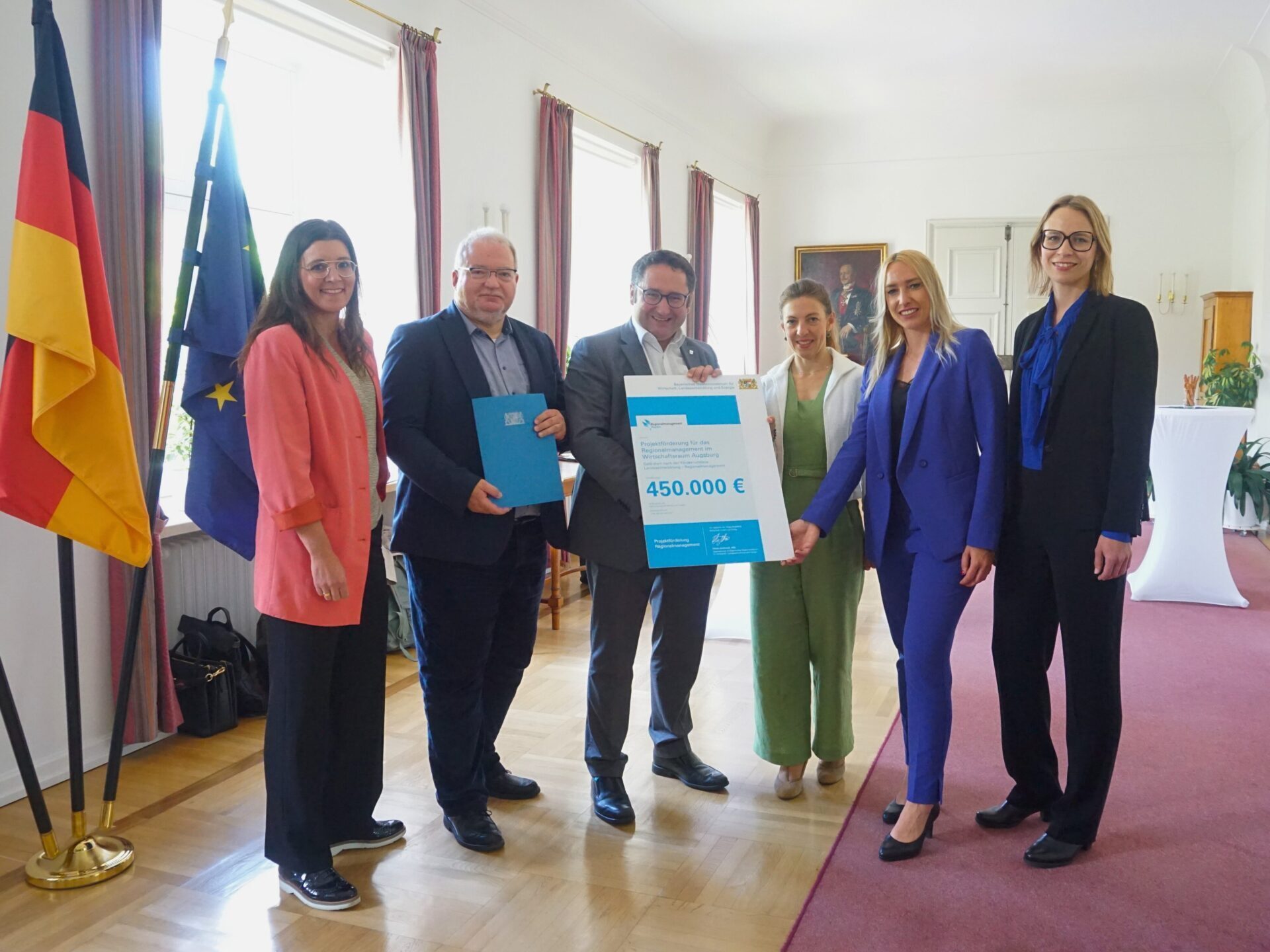 Übergabe des Förderbescheids: v.l.n.r. Katrin Beppler, Andreas Thiel, Tobias Gotthardt, Christine Neumann, Stefanie Winter, Stefanie Haug. Foto: Regio Augsburg Wirtschaft GmbH